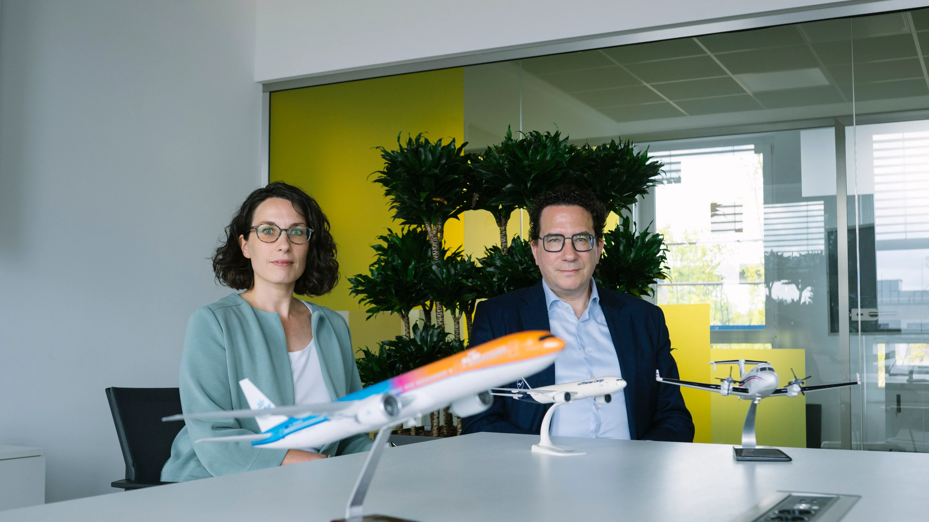 Christian Riege und seine Schwester Anna Riege im Familienunternehmen Riege Software in Meerbusch - Maximilian Mann