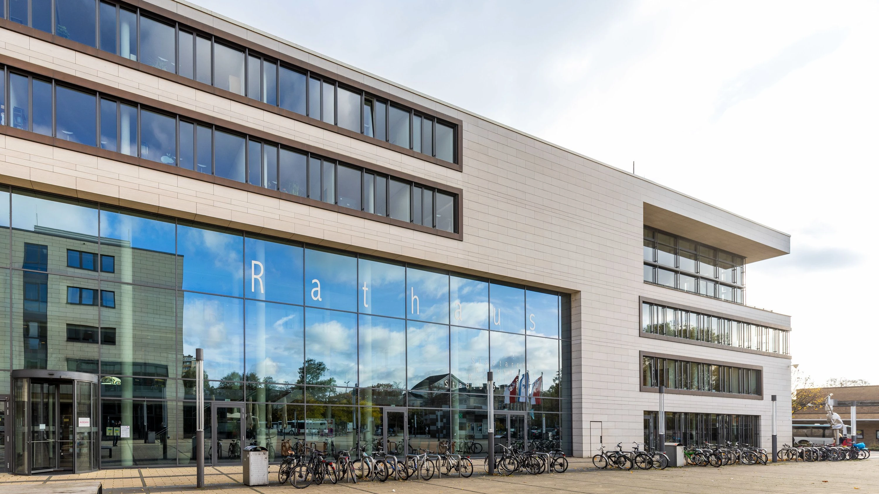 Wenig finanzieller Spielraum: Das Gießener Rathaus beherbergt neben der Vewaltung auch Stadtarchiv, Stadtbibliothek, eine Kunsthalle und einen Konzertsaal. - dpa