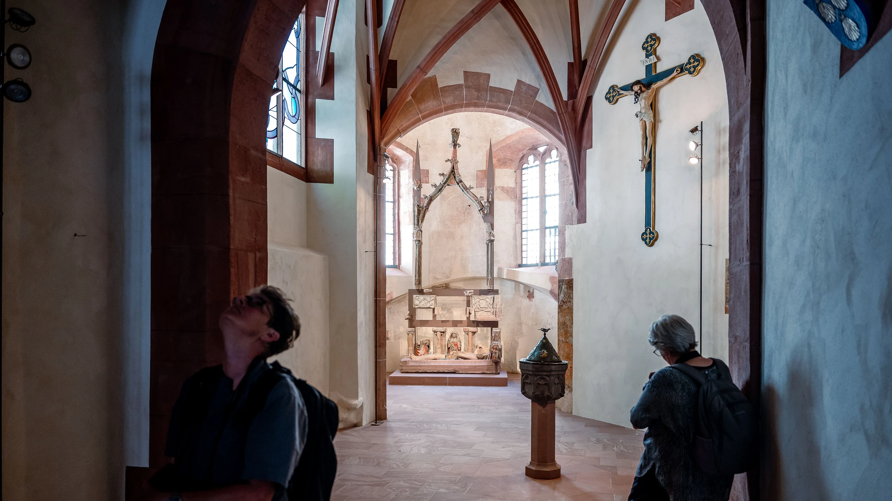Mittelalterliche Kirche: Spätgotisches Gewölbe auf 70 Betonsäulen