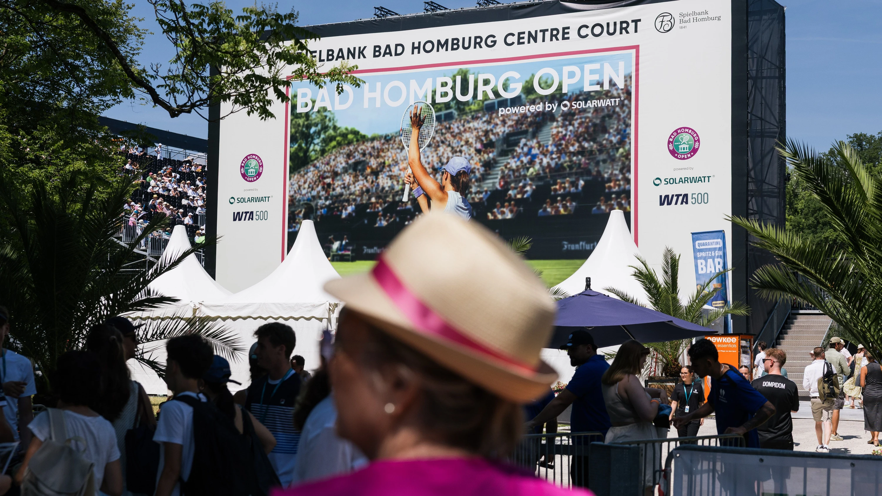 Sonnenschutz: Besucherin mit Hut vor dem Centre Court bei den Bad Homburg Open im Kurpark - Janek Stempel