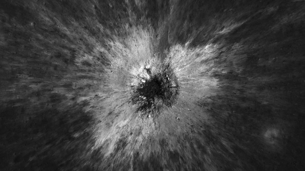 Der neue Einschlagskrater, fotografiert vom Lunar Reconnaissance Orbiter - NASA/Goddard Space Flight Center/Intuitive Machines