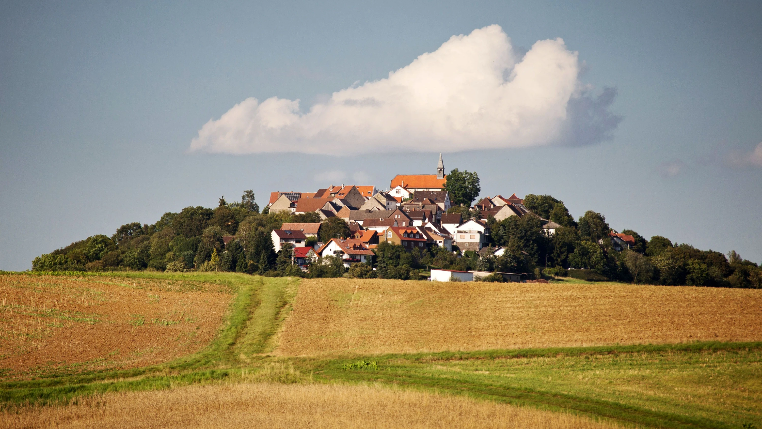 Blick von den Feldern bei Ulfa auf die Ortschaft Stornfels im hessischen Wetteraukreis - Frank Röth