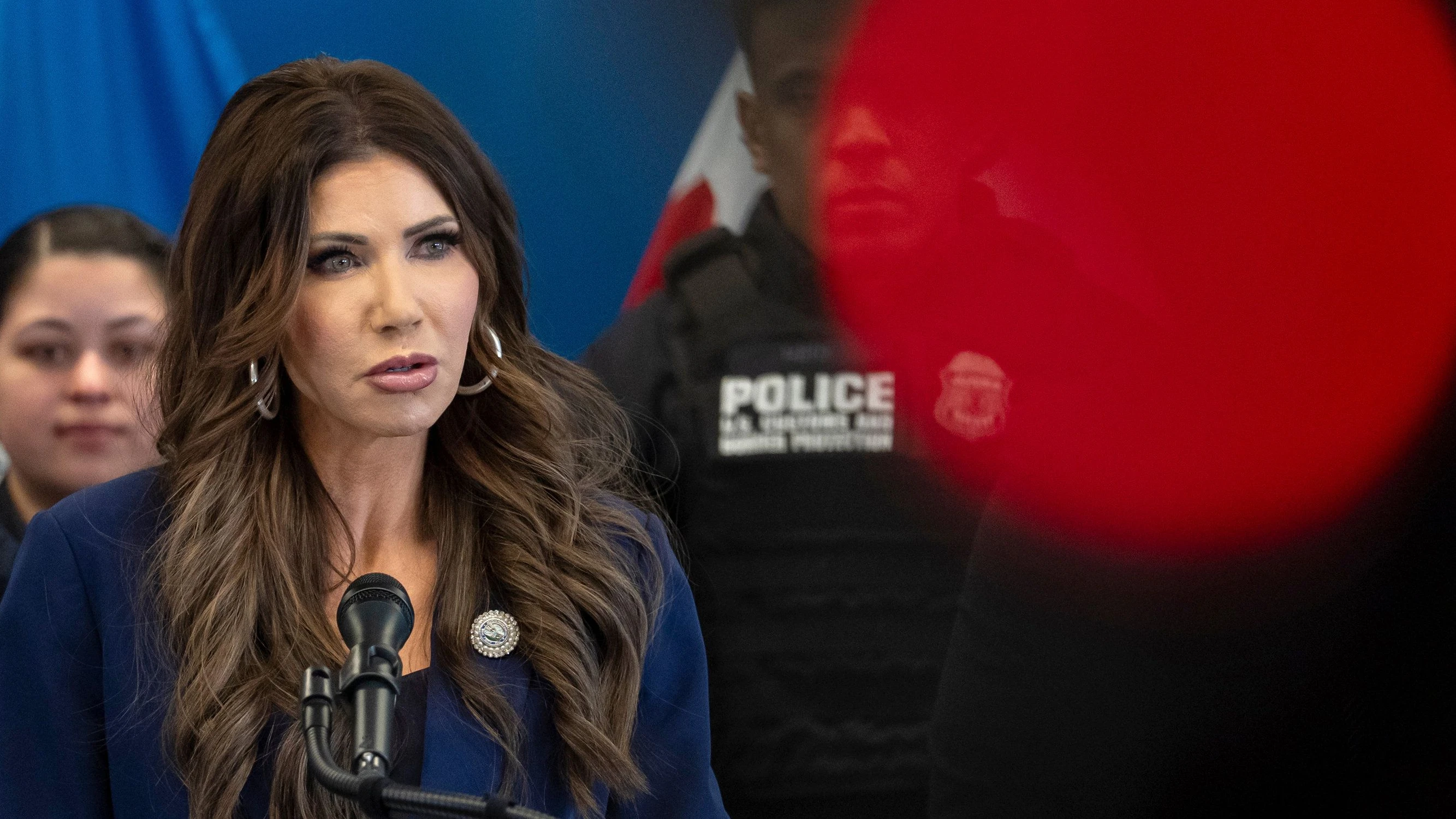 Umstrittene ministerin: Demokraten und Republikaner fordern Entlassung von Kristi Noem Umstrittene ministerin: Demokraten und Republikaner fordern Entlassung von Kristi Noem