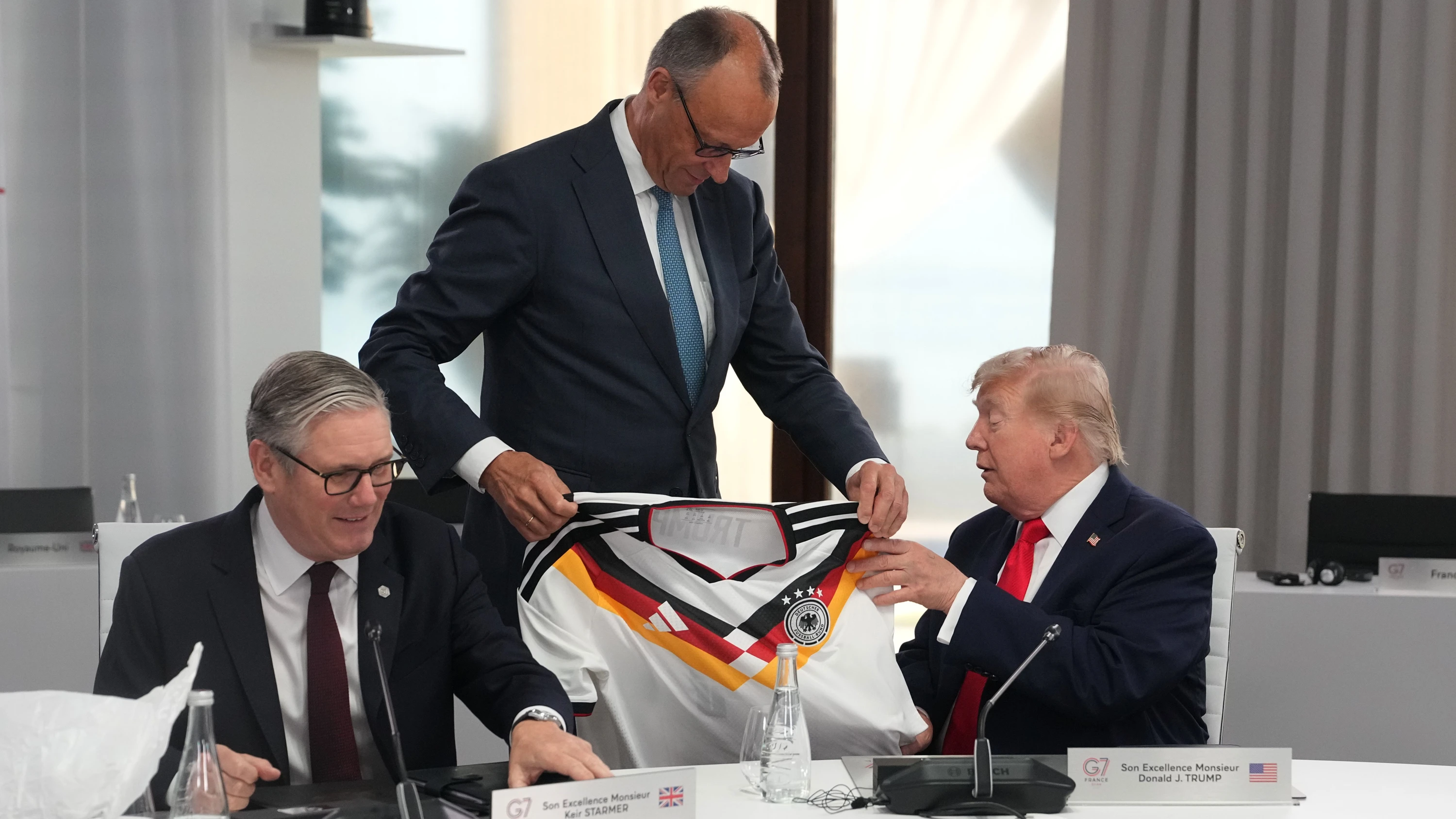 Der britische Premierminister Keir Starmer, Bundeskanzler Friedrich Merz und der amerikanische Präsident Donald Trump am Dienstag in Évian - EPA