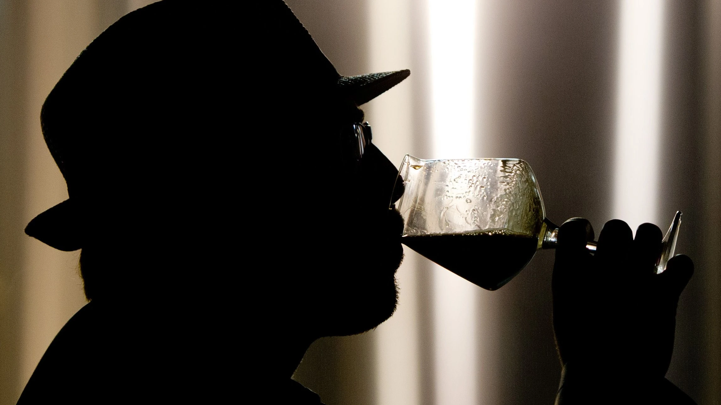 Alkoholismus in der Literatur: Sinkt der Pegel, beginnt das Zittern Alkoholismus in der Literatur: Sinkt der Pegel, beginnt das Zittern