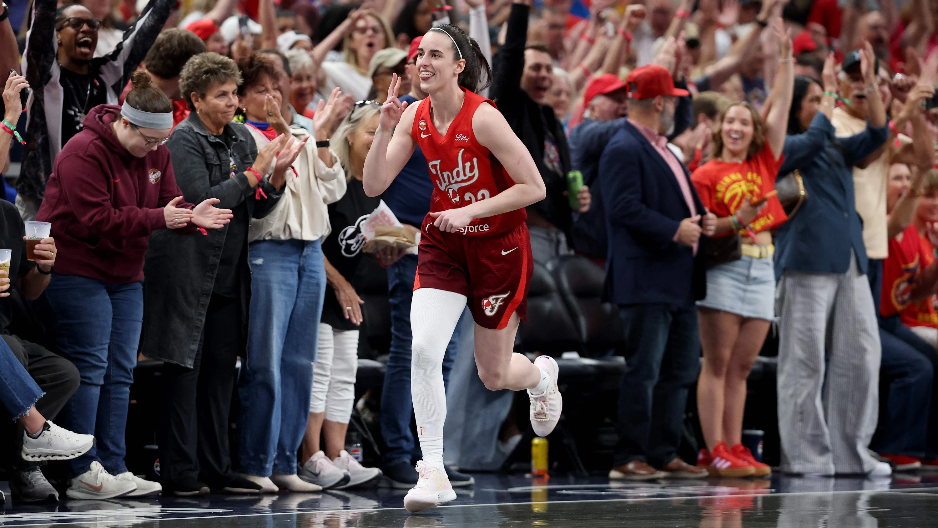 Eine der Protagonistinnen der WNBA: Caitlin Clark jubelt im Trikot von Indiana Fever. - AFP