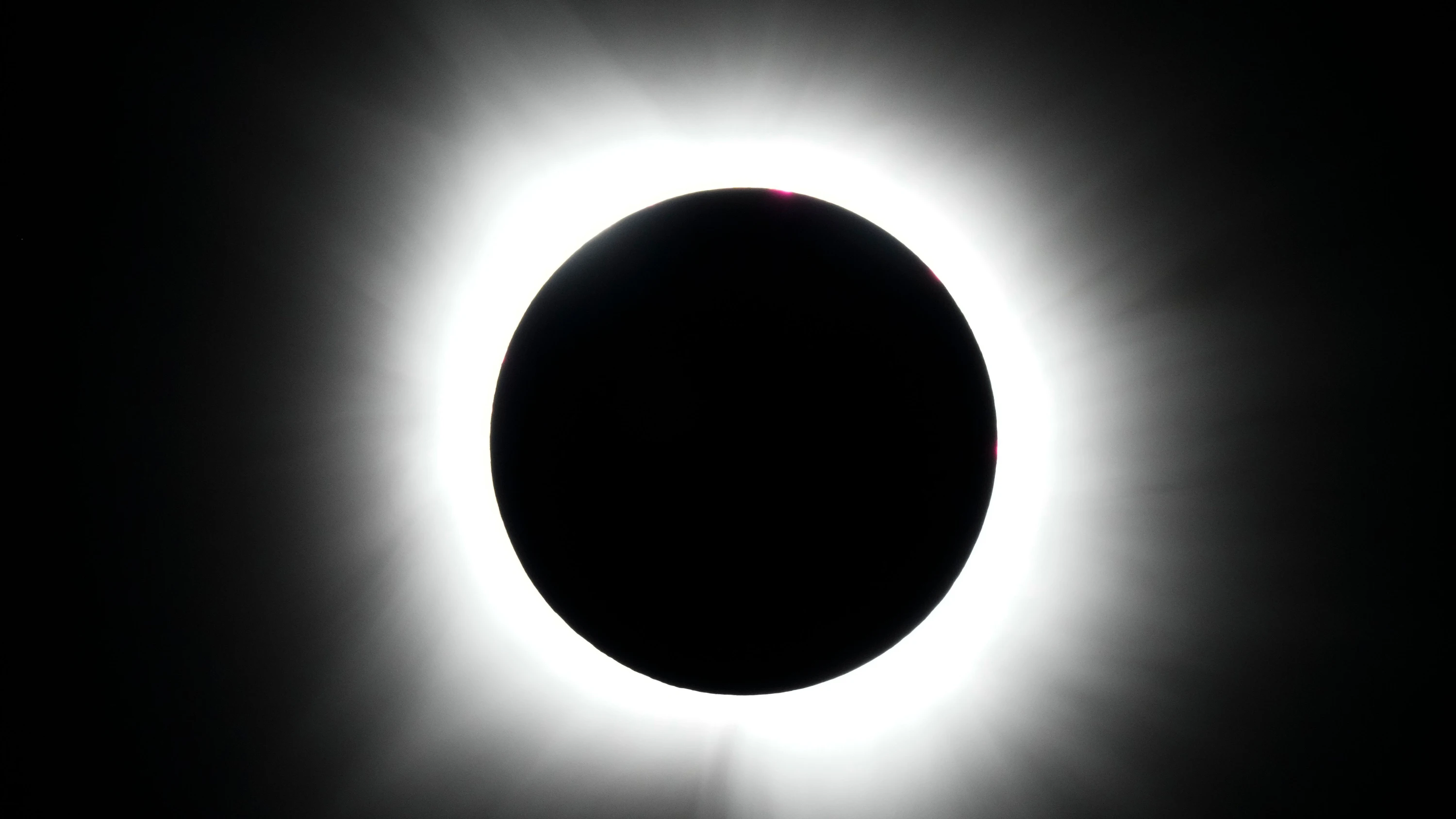 Der Sternhimmel im August: Mond verdeckt Sonne, Erde verdeckt Mond