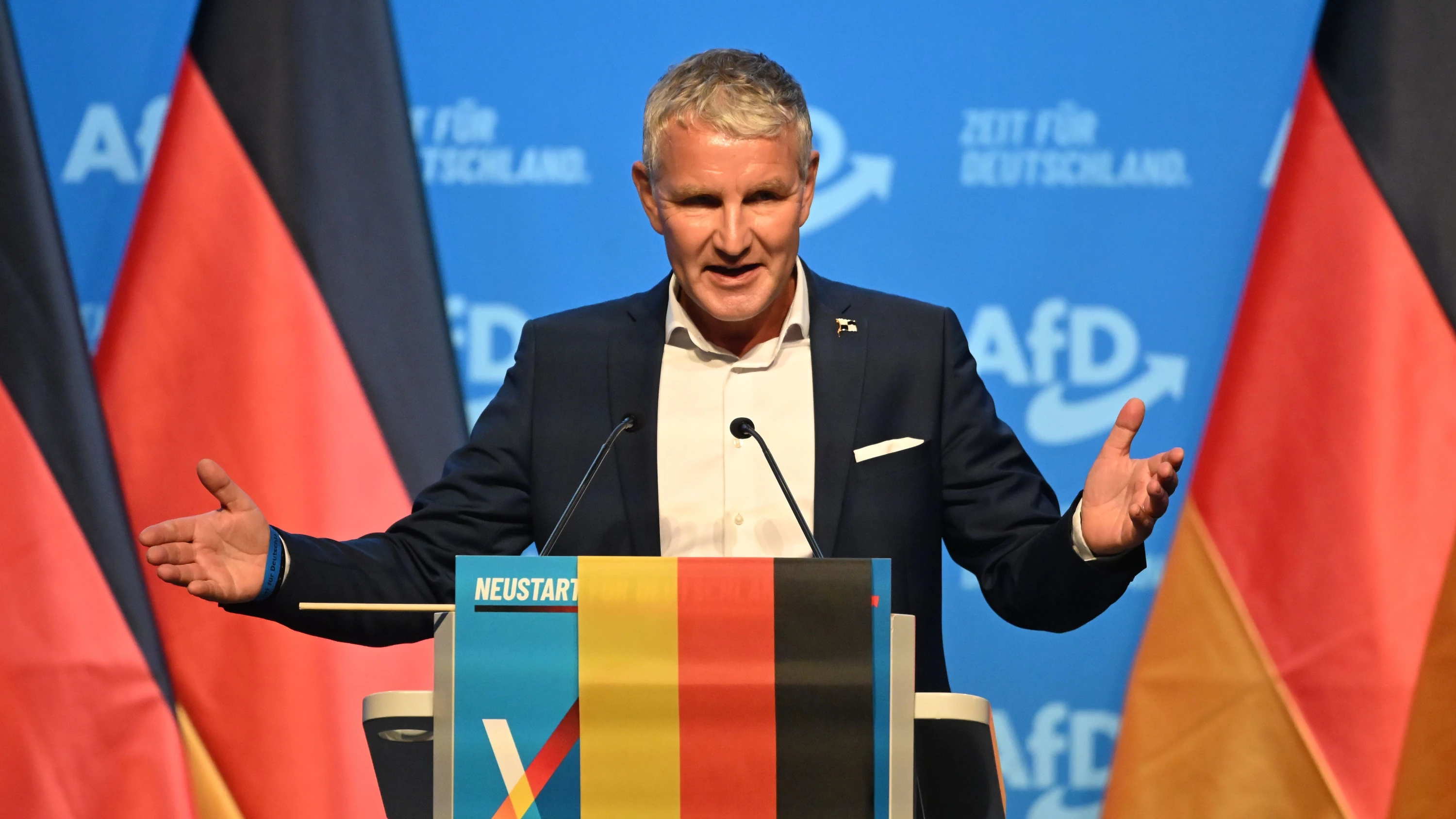 Deutschland-Liveblog: Höcke will bewaffnete Neonazis wieder in die AfD aufnehmen Deutschland-Liveblog: Höcke will bewaffnete Neonazis wieder in die AfD aufnehmen