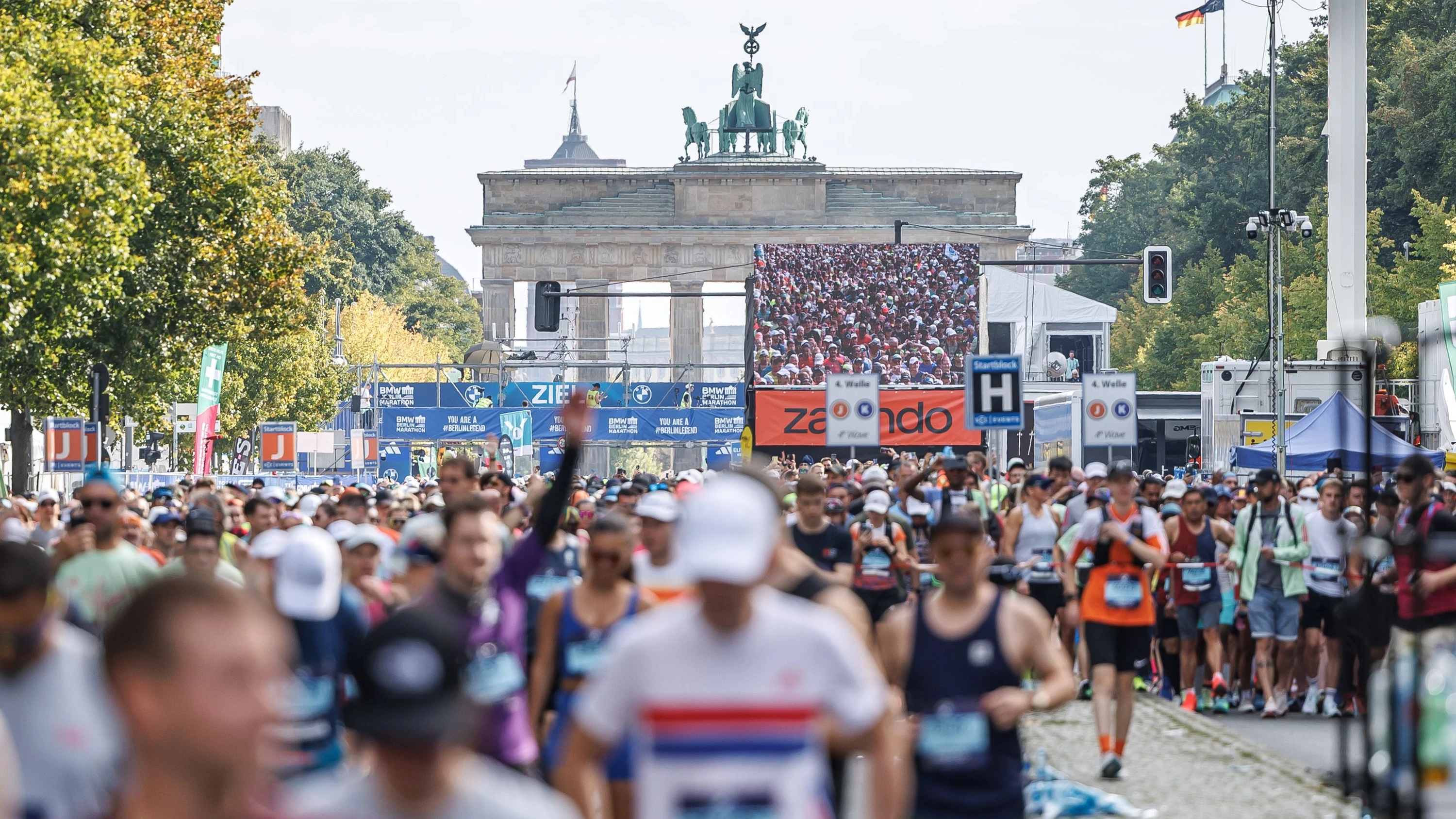 Einmal durch das Brandenburger Tor ins Ziel laufen? Wer träumt nicht davon – notfalls auch mit fremder Startnummer. - dpa