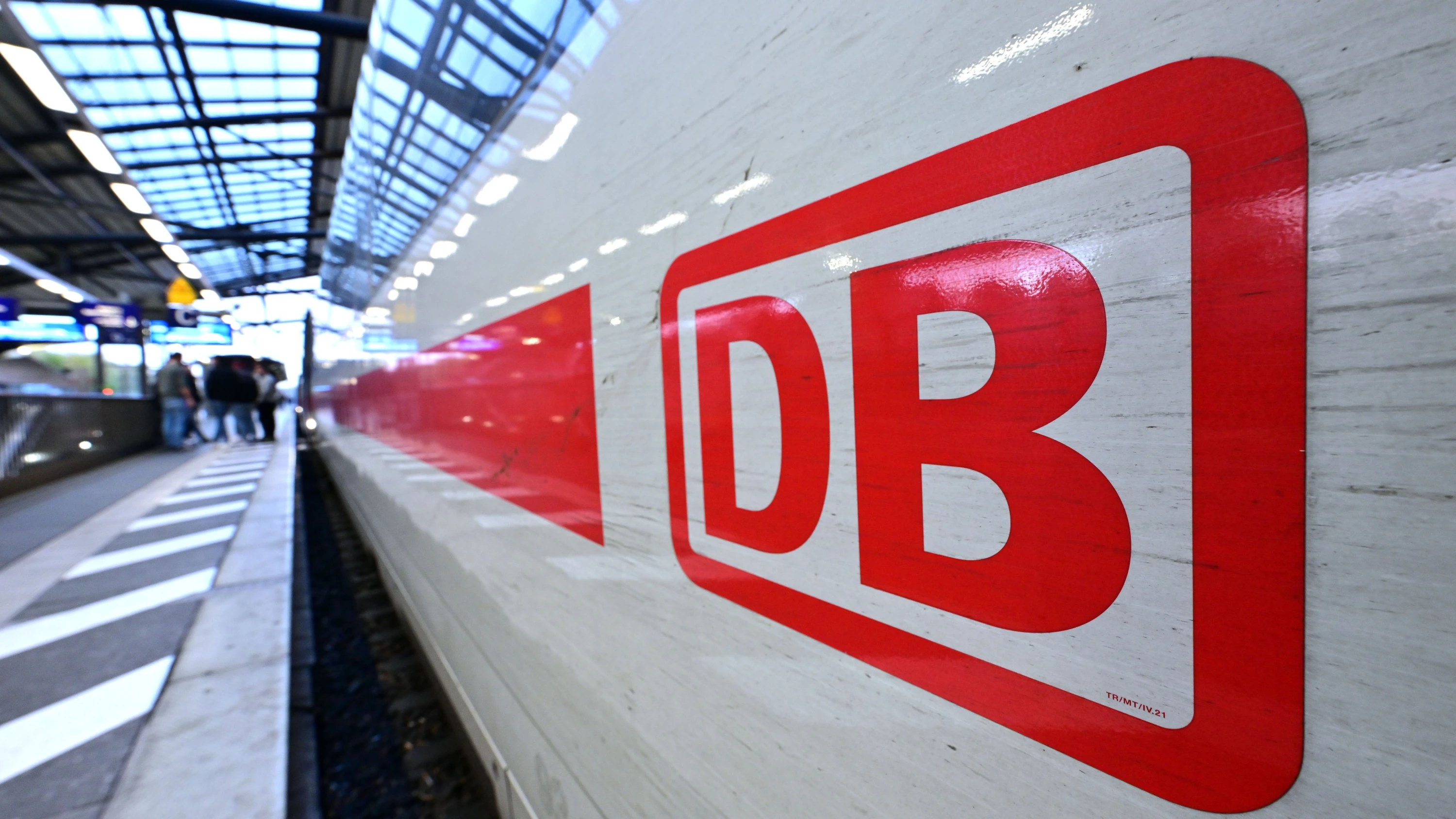 Ein ICE hält im Erfurter Hauptbahnhof. - dpa
