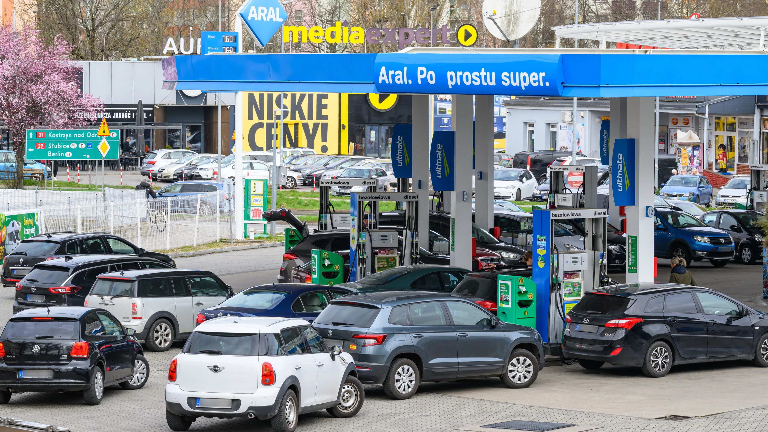 Business-Ticker: Polen führt Übergewinnsteuer für Mineralölkonzerne ein