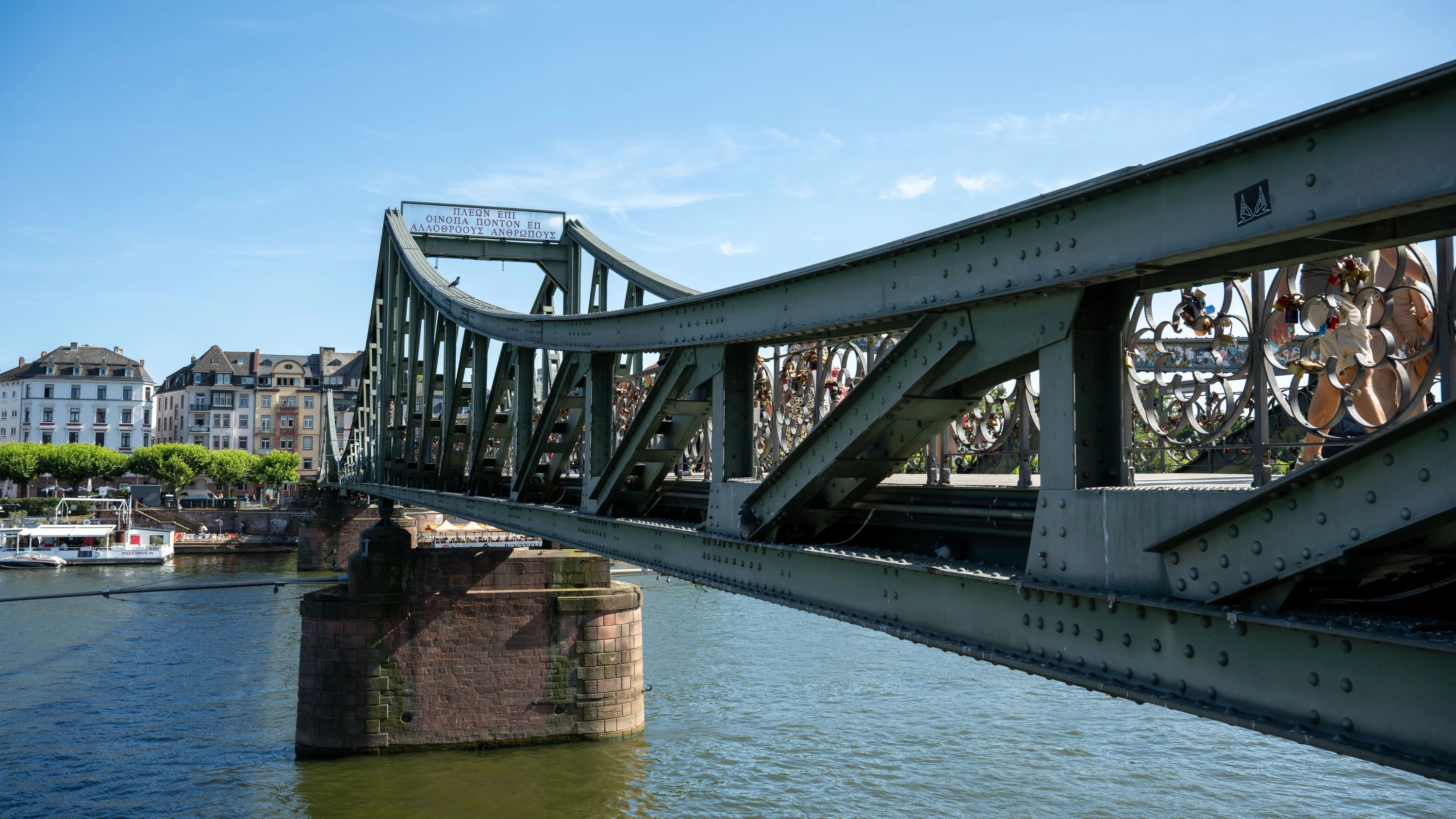 Bild: Rhein-Main-Feierabendbriefing: Frankfurt: Schwerer Messerangriff am Eisernen Steg