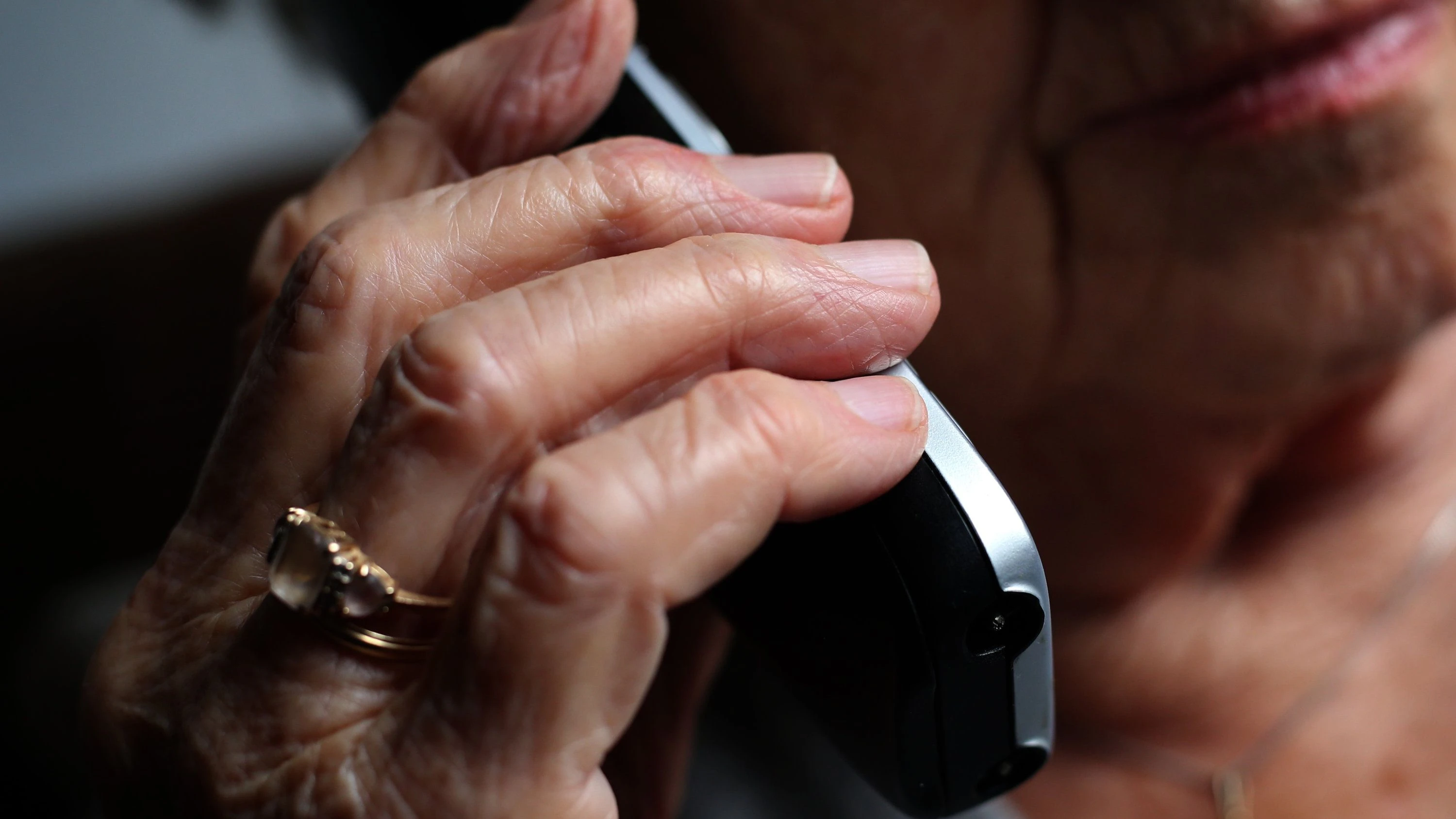 Seniorin betrogen: 84-Jährige verliert 300.000 Euro an falsche Polizisten Seniorin betrogen: 84-Jährige verliert 300.000 Euro an falsche Polizisten