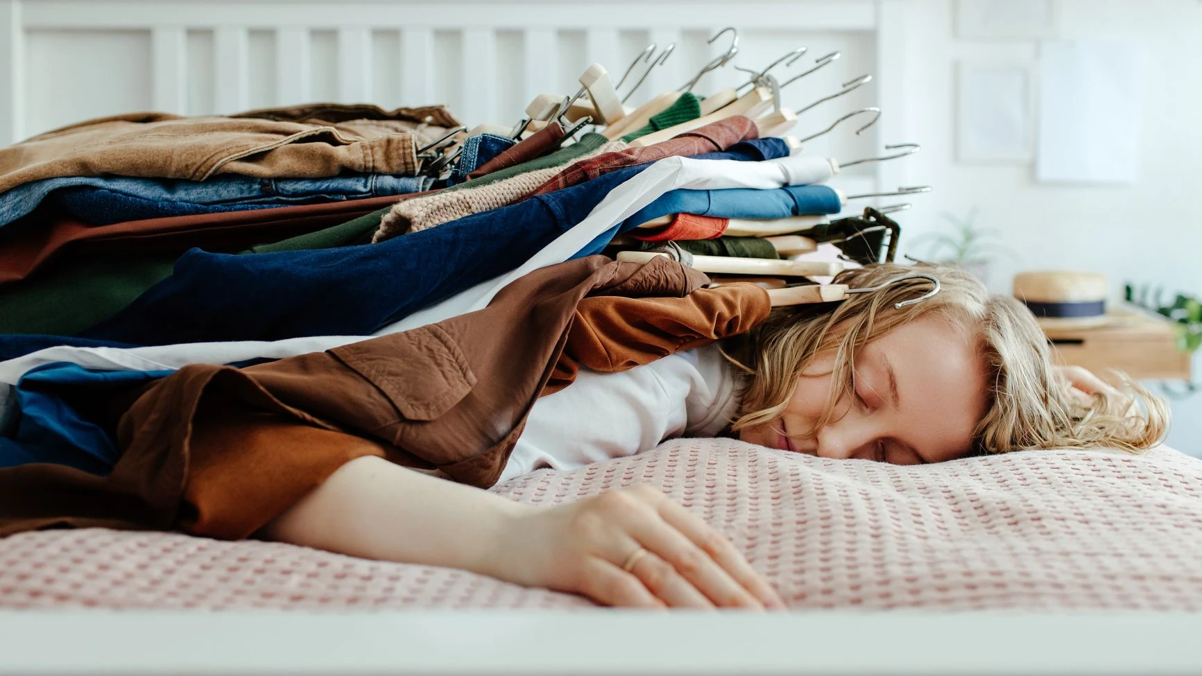 Ein ständiges Rein und Raus: Wir besitzen Kleidung nicht mehr, wir verwalten sie mit enormen Zeitaufwand. - Stocksy