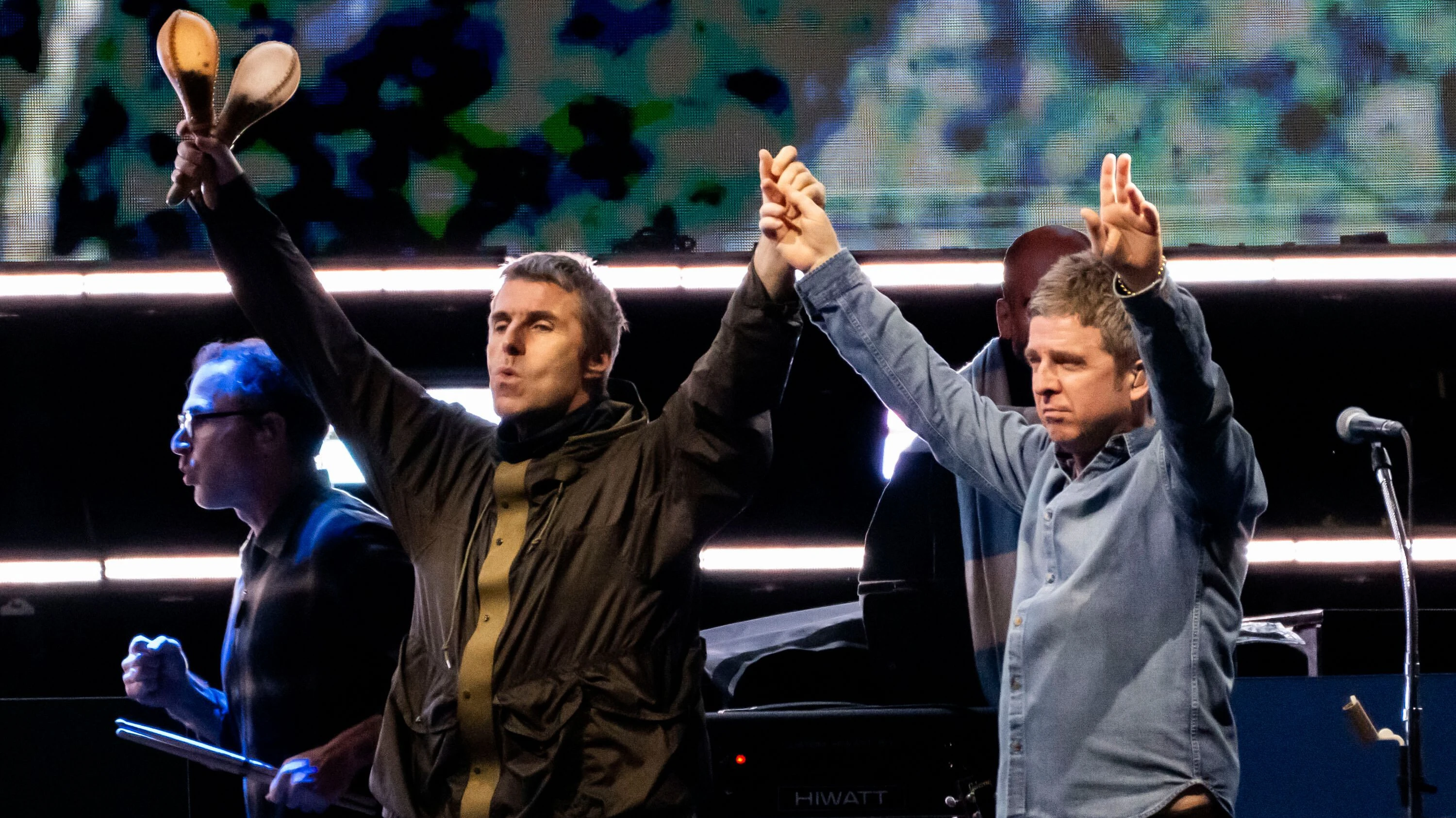 Wieder vereint: Liam (links) und sein Bruder Noel Gallagher nach einem Konzert ihrer Reunion-Tour im Rogers Stadium in Toronto - dpa