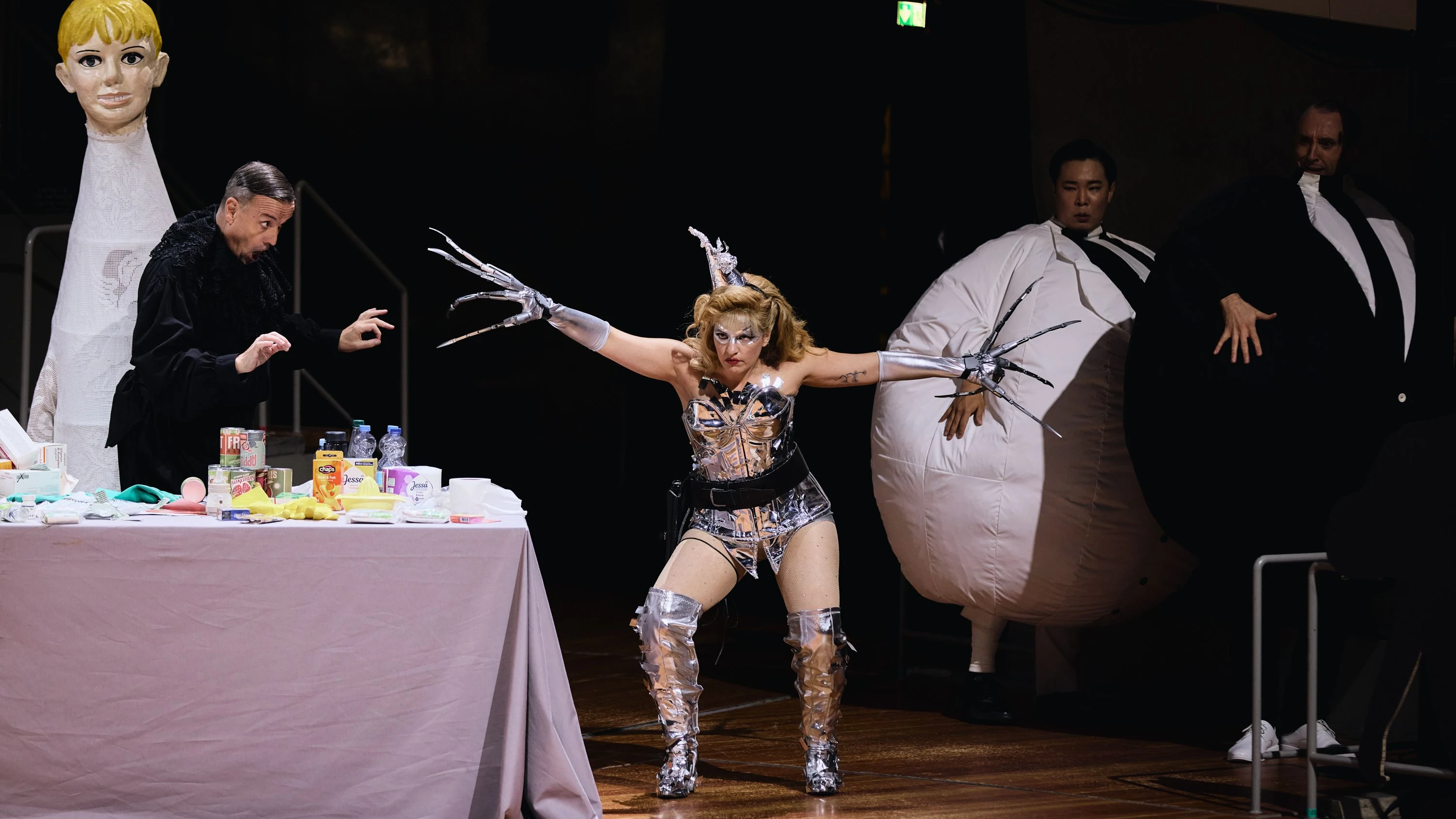 berliner festspiele: Weltuntergang tot, die Absurdität lebt