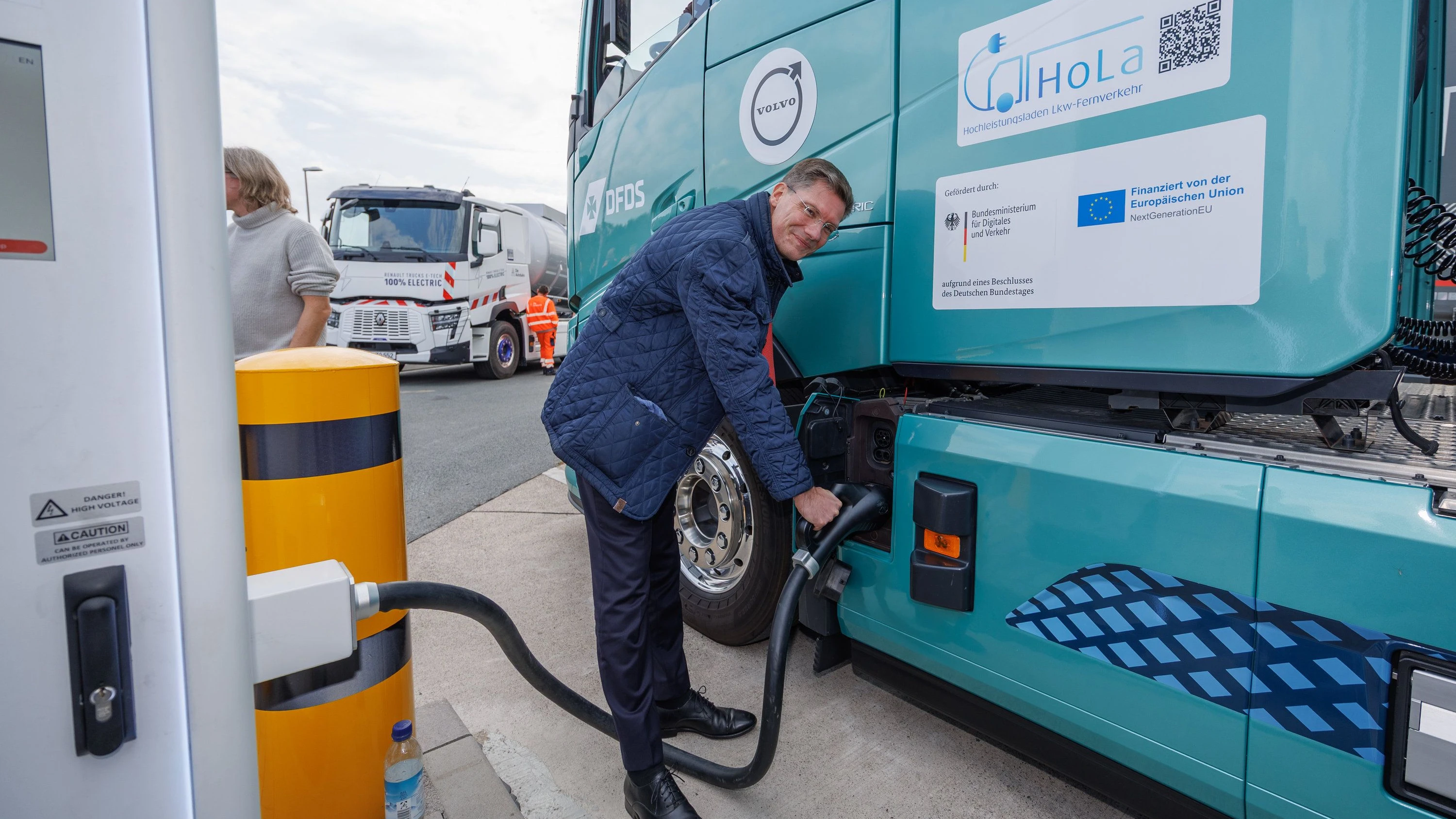 Bisher ein seltenes Bild: Ein Lkw an der Ladesäule. Hier eröffnet Verkehrs-Staatssekretär Christian Hirte einen Standort in Bielefeld, der seit September 2025 bis zu 1200 Kilowatt Ladeleistung bietet. - dpa