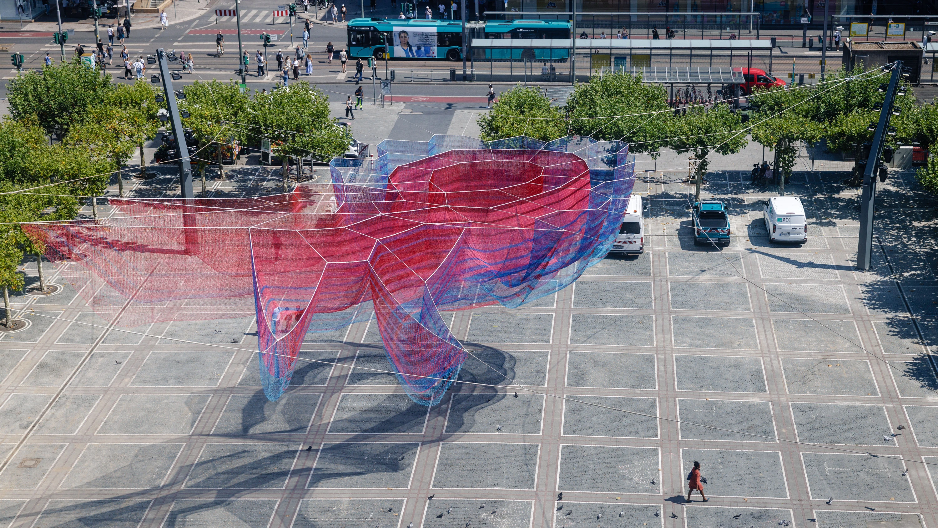 Neuordnung des Platzes: Janet Echelmans Netzinstallation „A Sky Full of Hope“ auf der Konstablerwache - Emil Eichinger