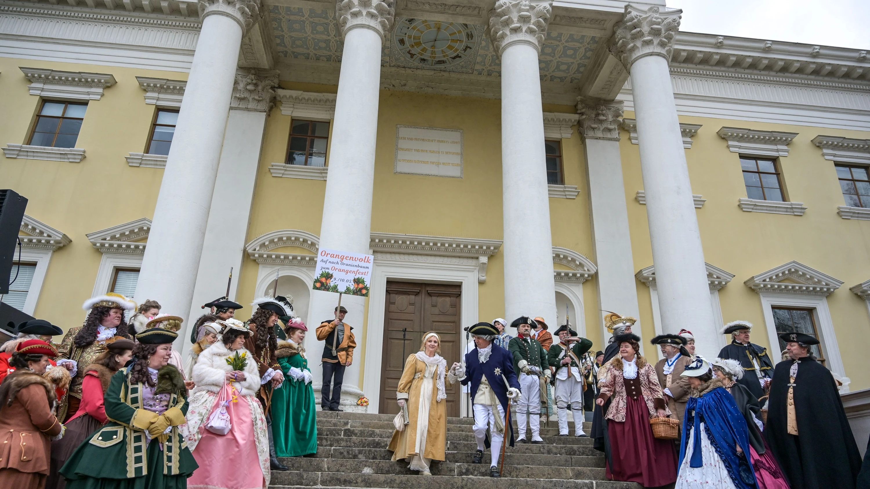 Ein bisschen Goethe, ein bisschen gute Party: Wörlitz feiert seinen größten Fürsten bis heute, hier im vergangenen März mit dem „Frühlingserwachen“, für das als Fürstenpaar Franz und Louise verkleidete Darsteller defilieren. - dpa