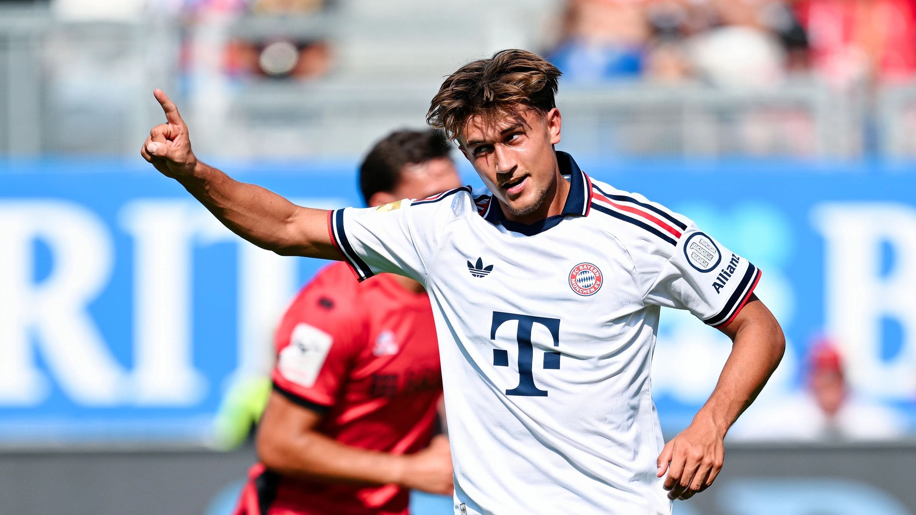 Tom Bischof trägt das neue Auswärtstrikot, das laut FC Bayern „den Look der legendären 90er und 2000er“ widerspiegelt. - dpa