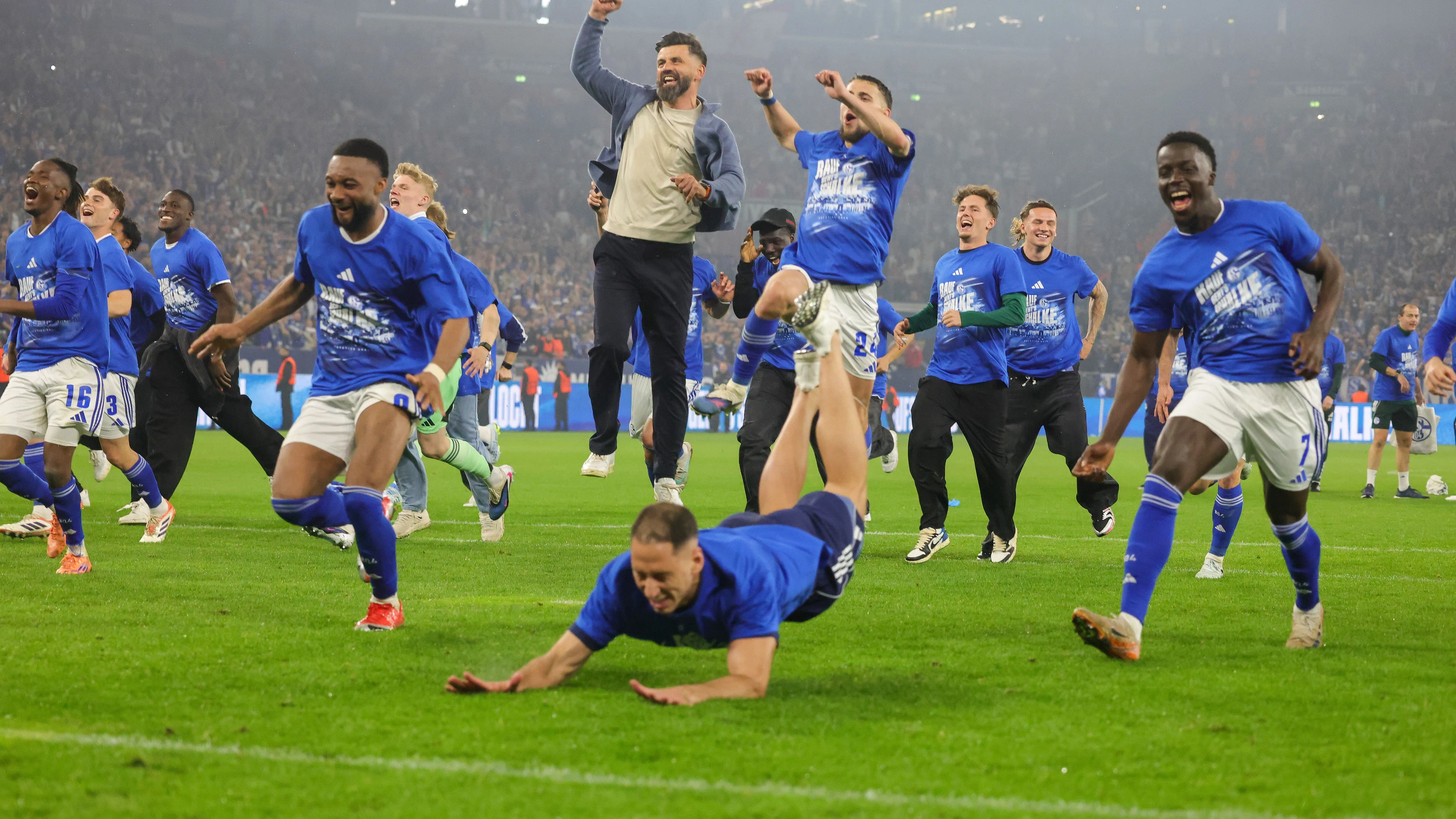 Der Trainer springt am höchsten: Miron Muslić und die Schalker Mannschaft feiern den Aufstieg. - Firo