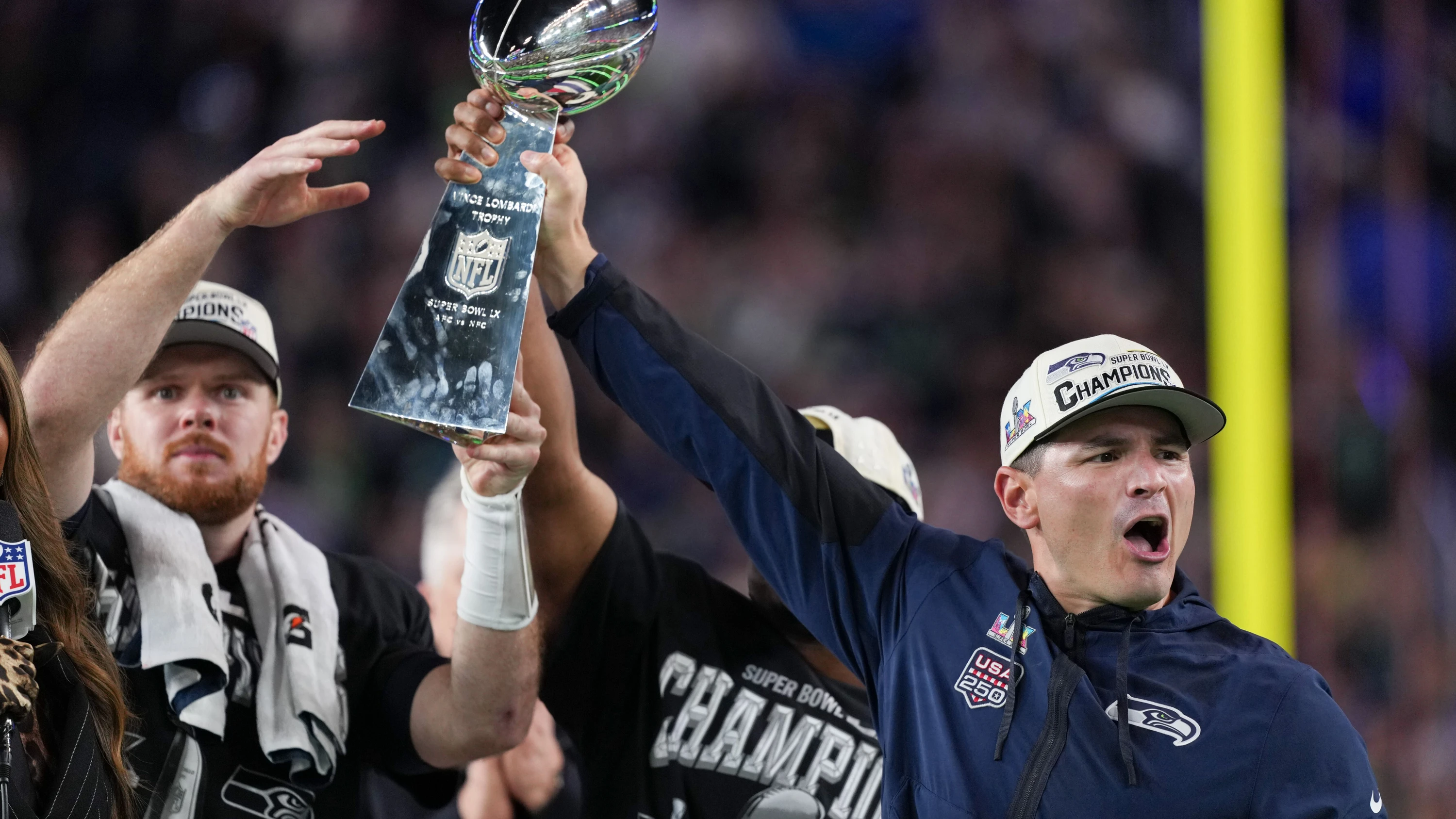 Seahawks-Cheftrainer Mike MacDonald (rechts) und Quarterback Sam Darnold mit der Lombardi Trophy nach dem Gewinn des Super Bowl im Februar 2026 - AP