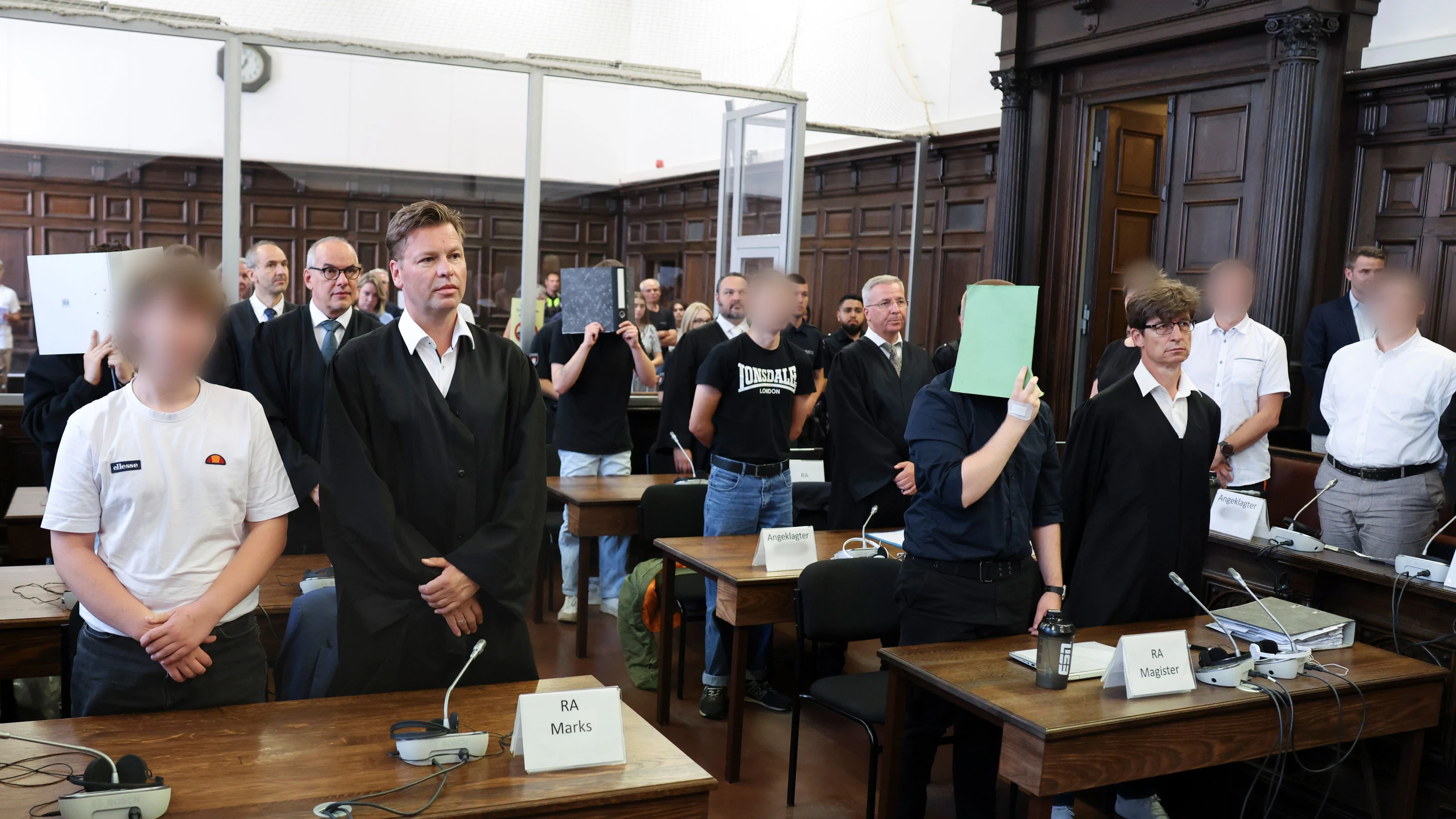 Erstinstanzlich verurteilt: Angeklagte (neben ihren Verteidigern) während des Hamburger Prozesses - dpa