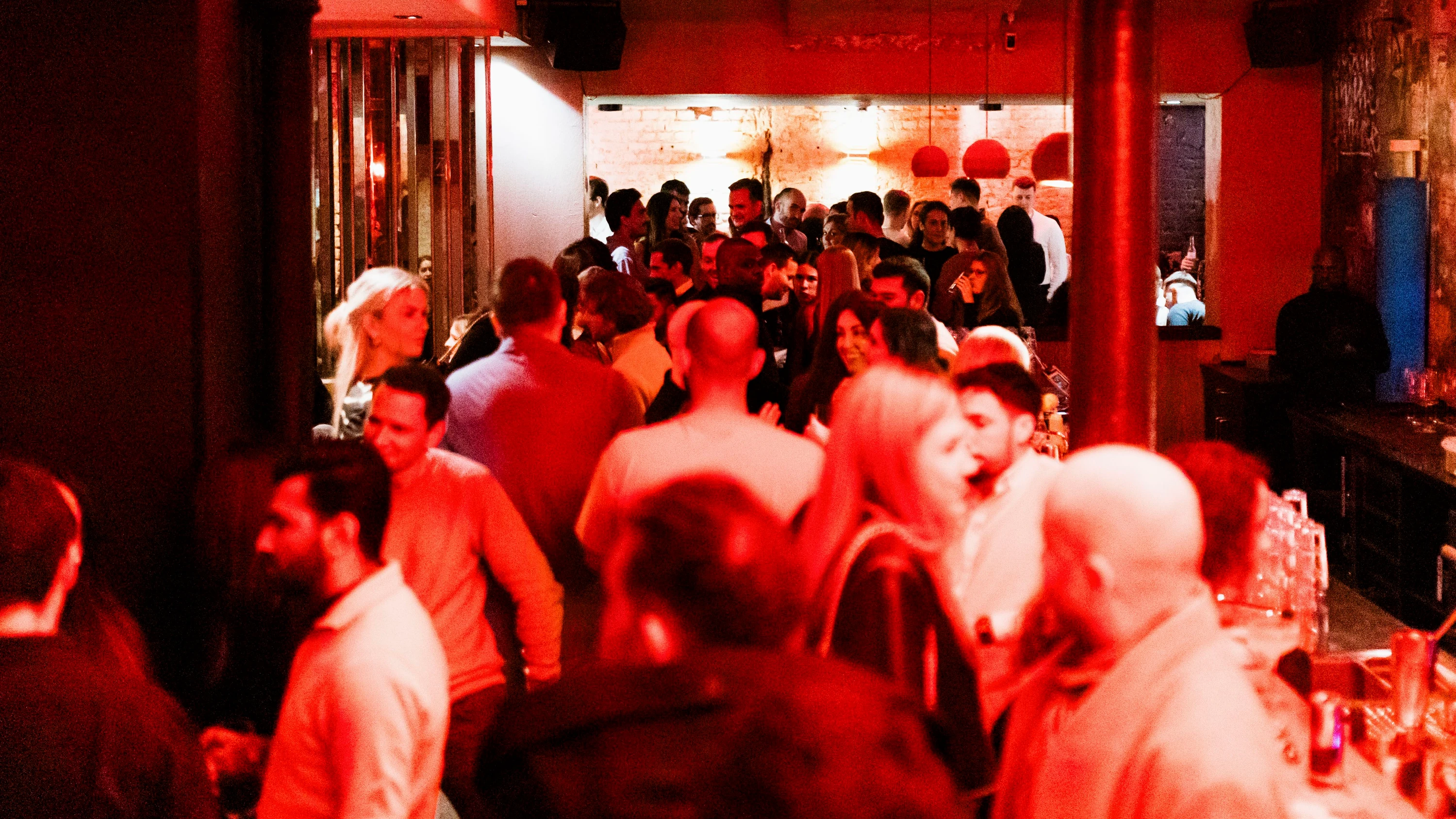 Angebote für Singles: Flirten statt Tindern: Die Dating-Party ist zurück