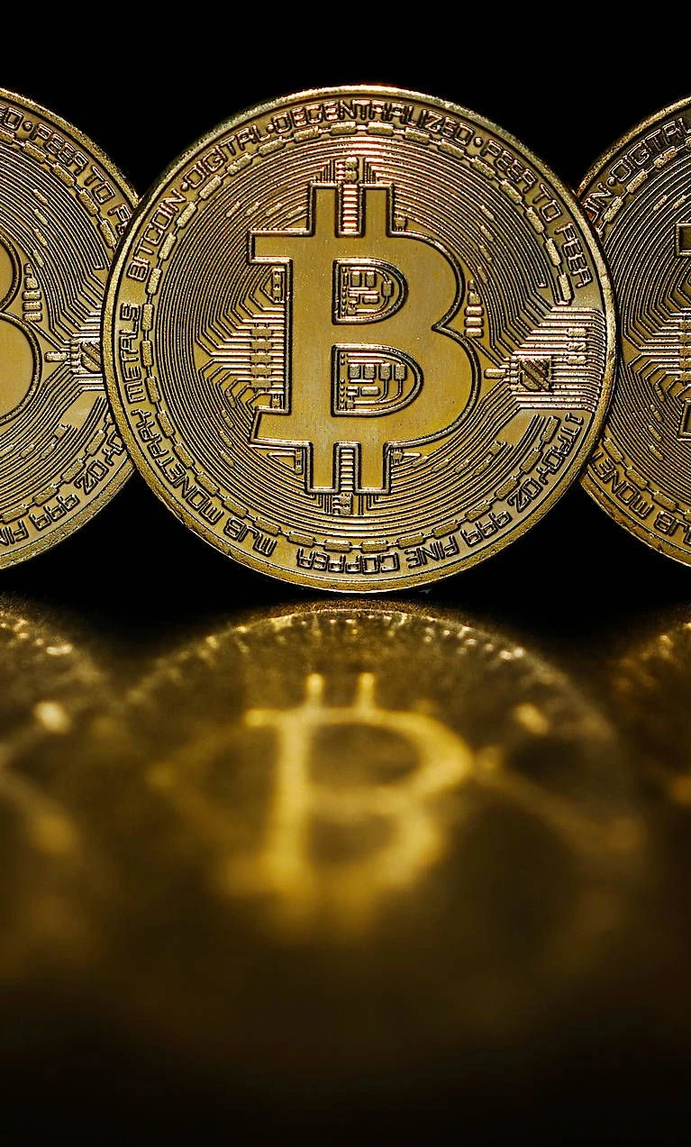 Bitcoin: Kurs der Kryptowährung fast um die Hälfte gefallen | FAZ