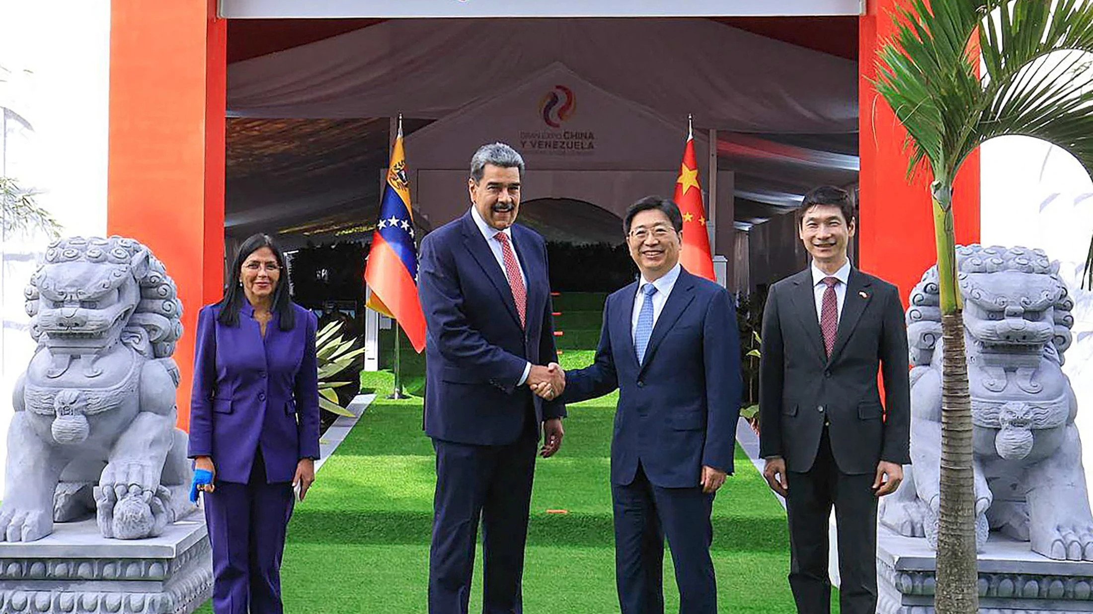 Venezuelas damaliger Präsident Nicolás Maduro mit Tan Jiong, dem Präsidenten der China Development Bank, im Juli 2025 in Caracas - AFP