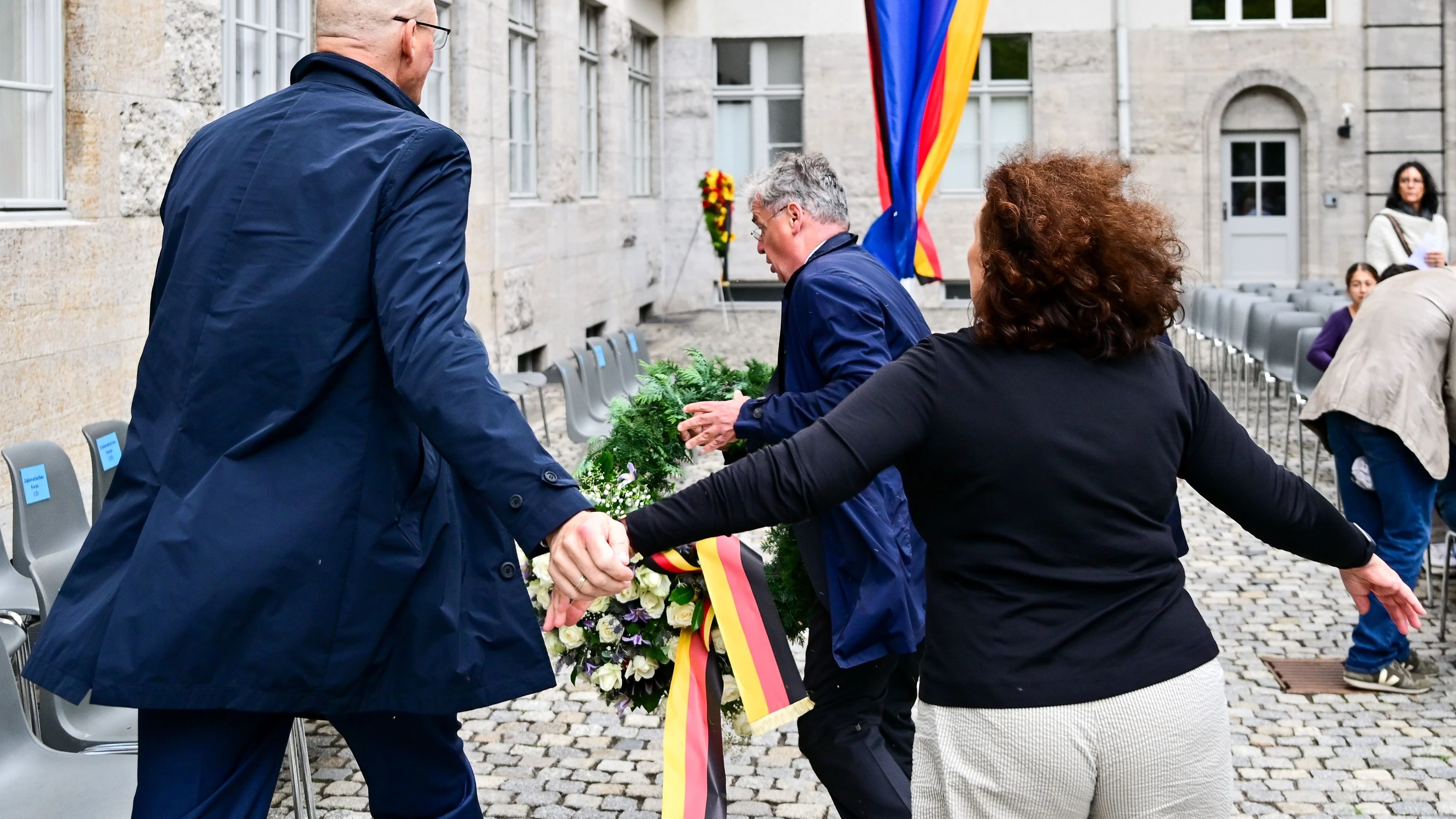 20. Juli: Nachfahre von Bonhoeffer entfernt Kranz der AfD 20. Juli: Nachfahre von Bonhoeffer entfernt Kranz der AfD