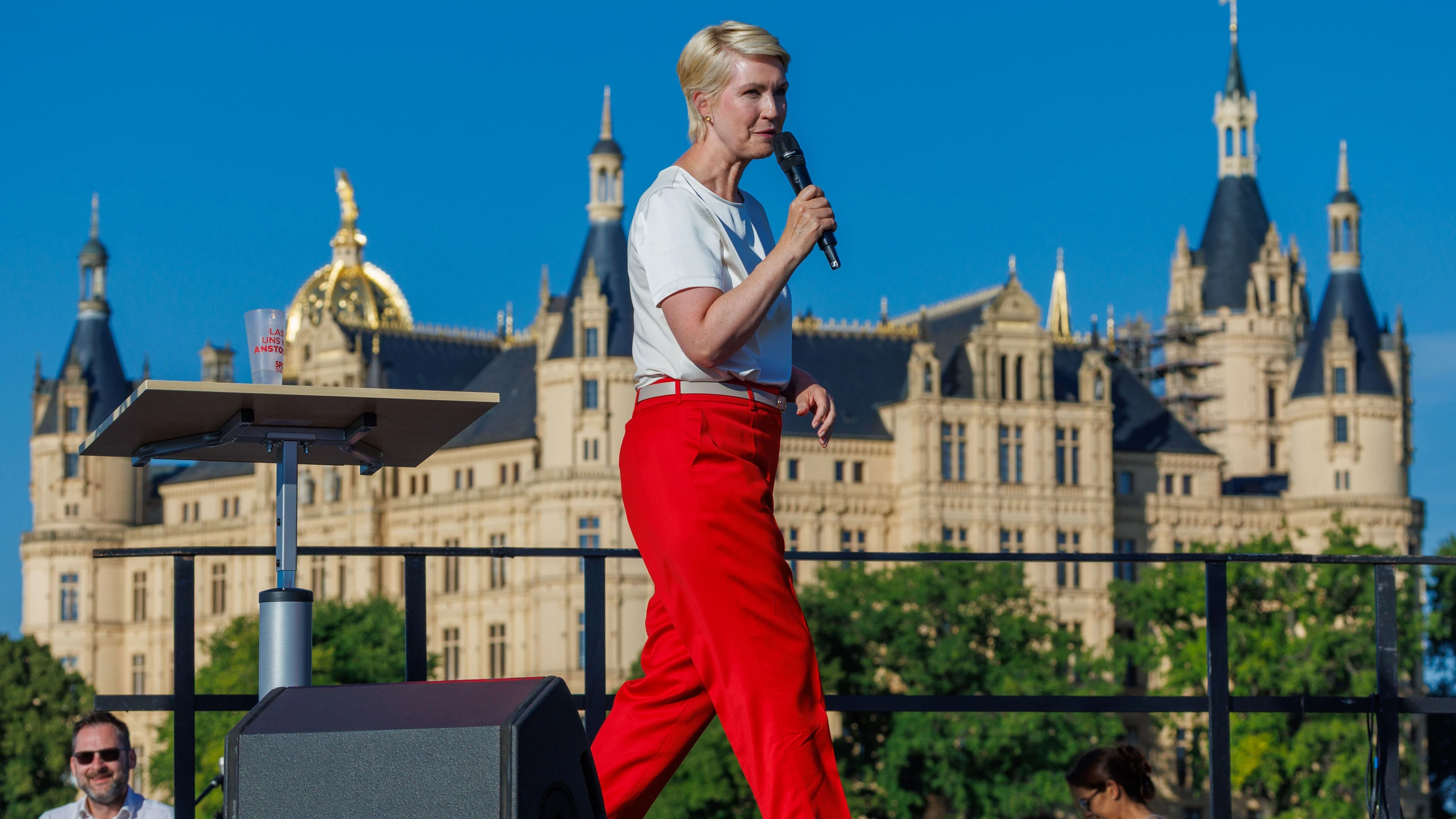 Sie ist die eigentliche Herrin des Verfahrens: Manuela Schwesig (SPD), Ministerpräsidentin von Mecklenburg-Vorpommern, bei der Auftaktkundgebung der SPD zur Landtagswahl in Mecklenburg-Vorpommern vor dem Schweriner Schloss am vergangenen Freitag. - dpa