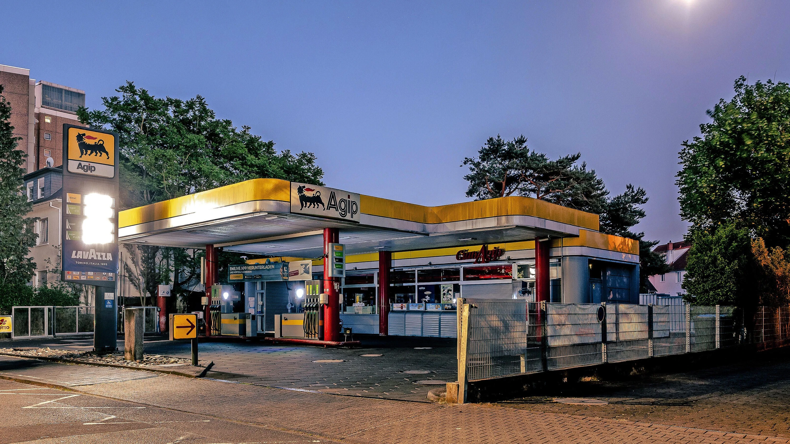 Brandstiftung an Tankstelle: Weil er ihr „Nein“ nicht akzeptiert, legt er das Feuer Brandstiftung an Tankstelle: Weil er ihr „Nein“ nicht akzeptiert, legt er das Feuer