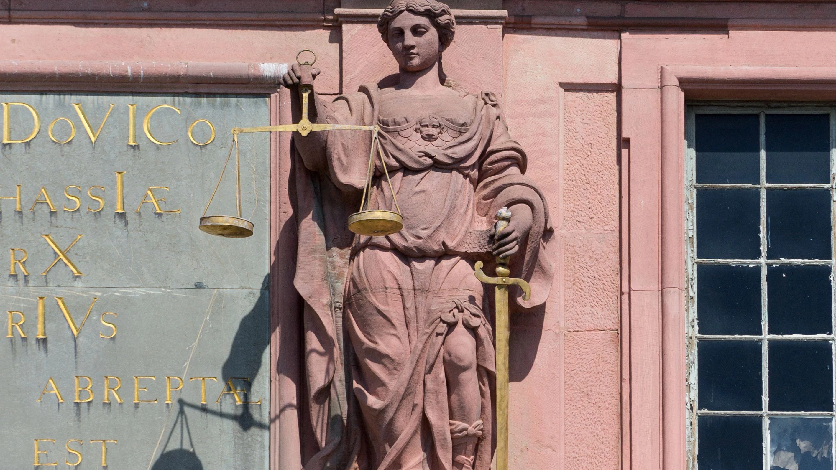 Prozess um Sturz: 20 Stunden gelähmt auf dem Balkon