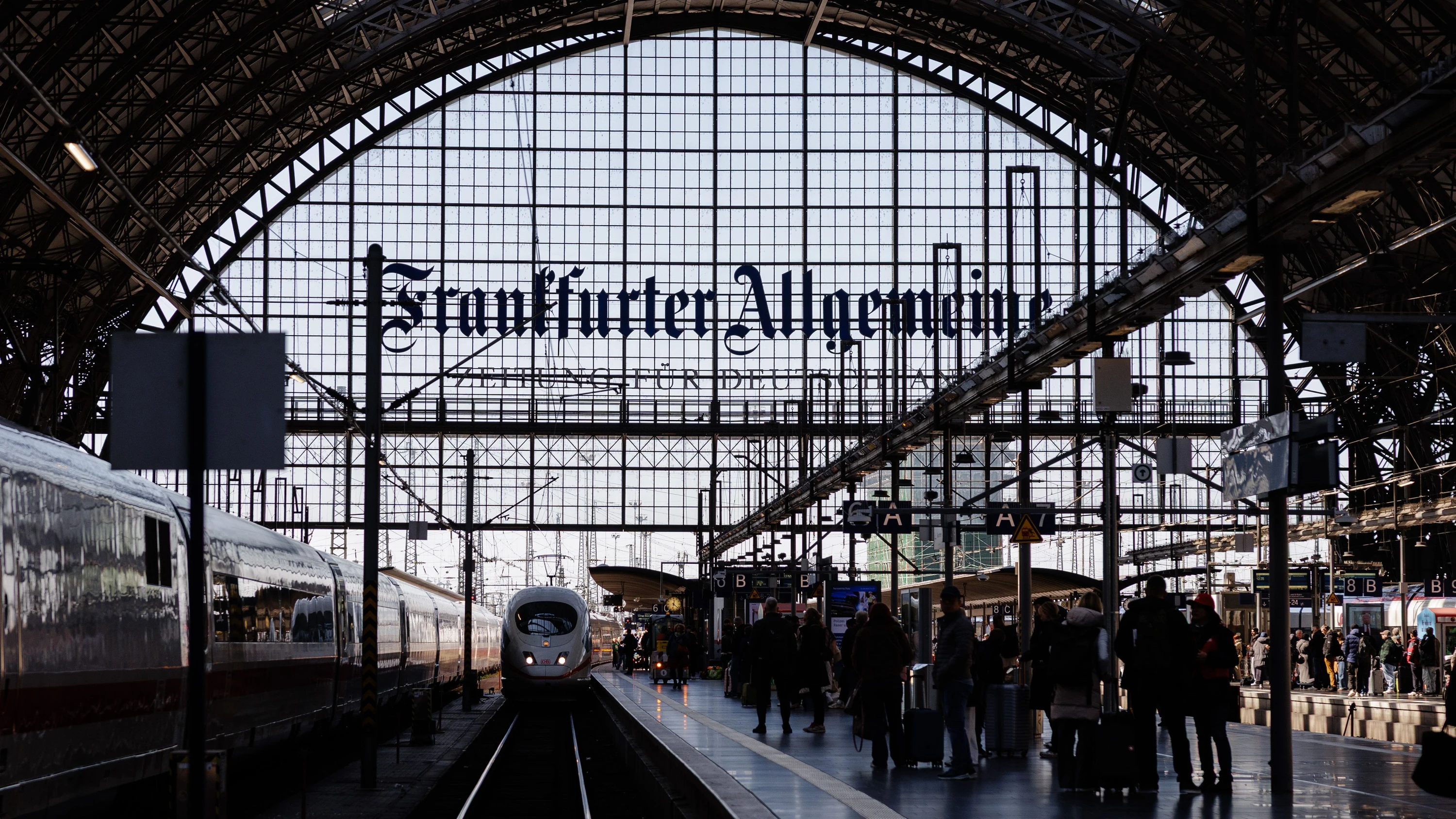 Bahnhöfe: Frankfurt soll Testfeld für Bahnsteigkontrollen werden