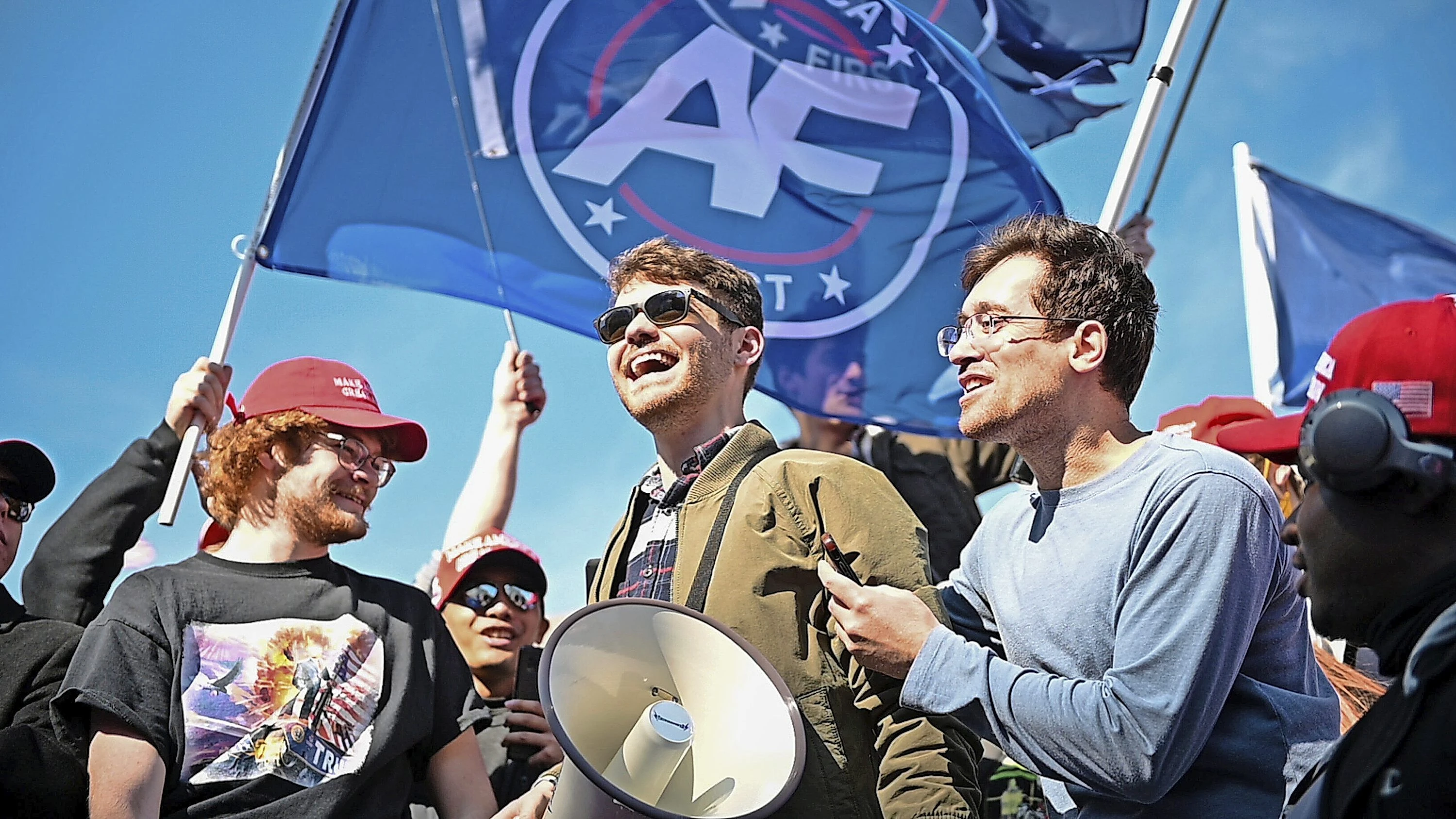 (+) Nick Fuentes schockt MAGA: Das neue Idol der weißen, männlichen Rassisten