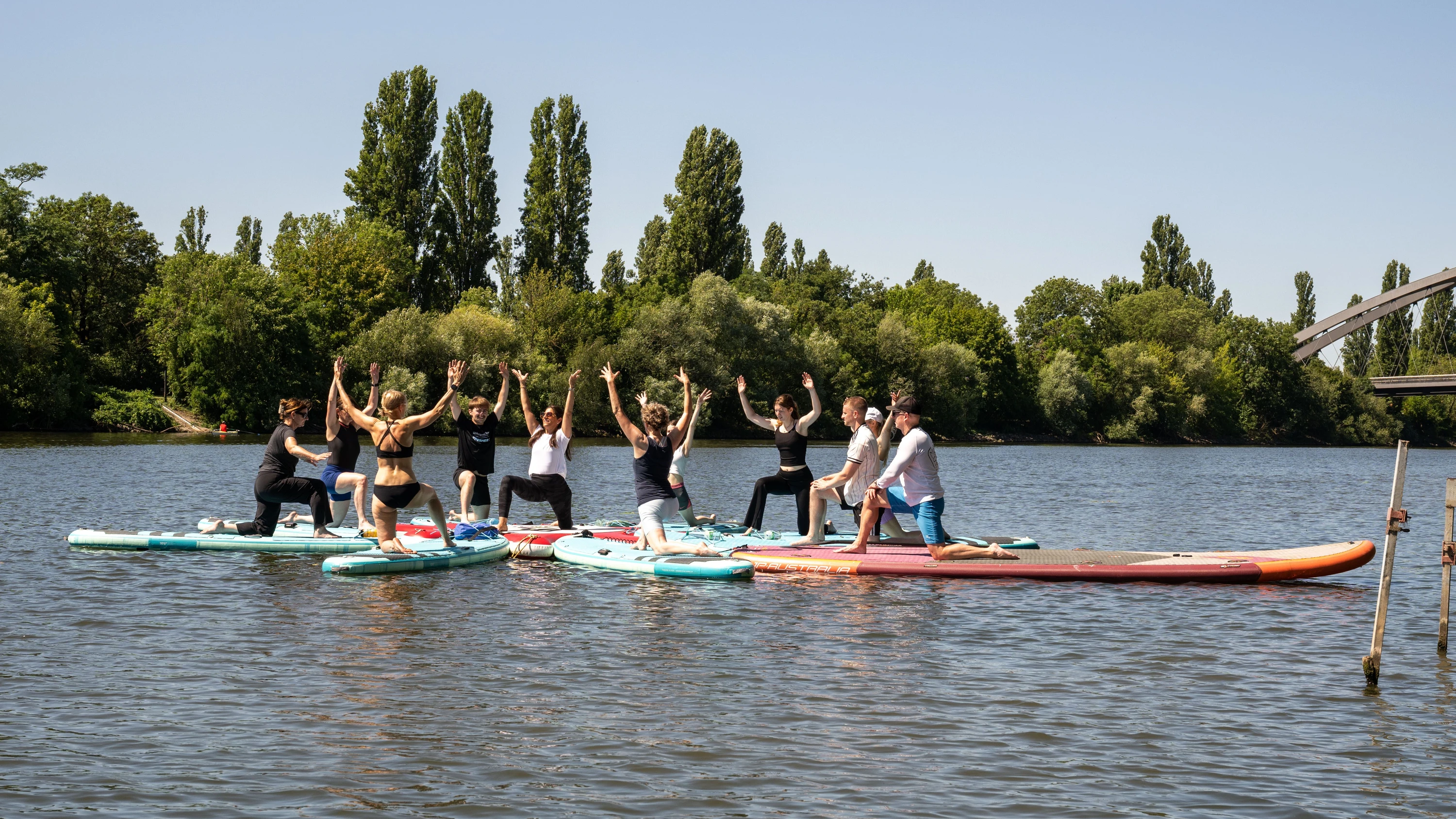 Bild: Entspannung auf dem Main: Wie Yoga auf dem Wasser gelingt