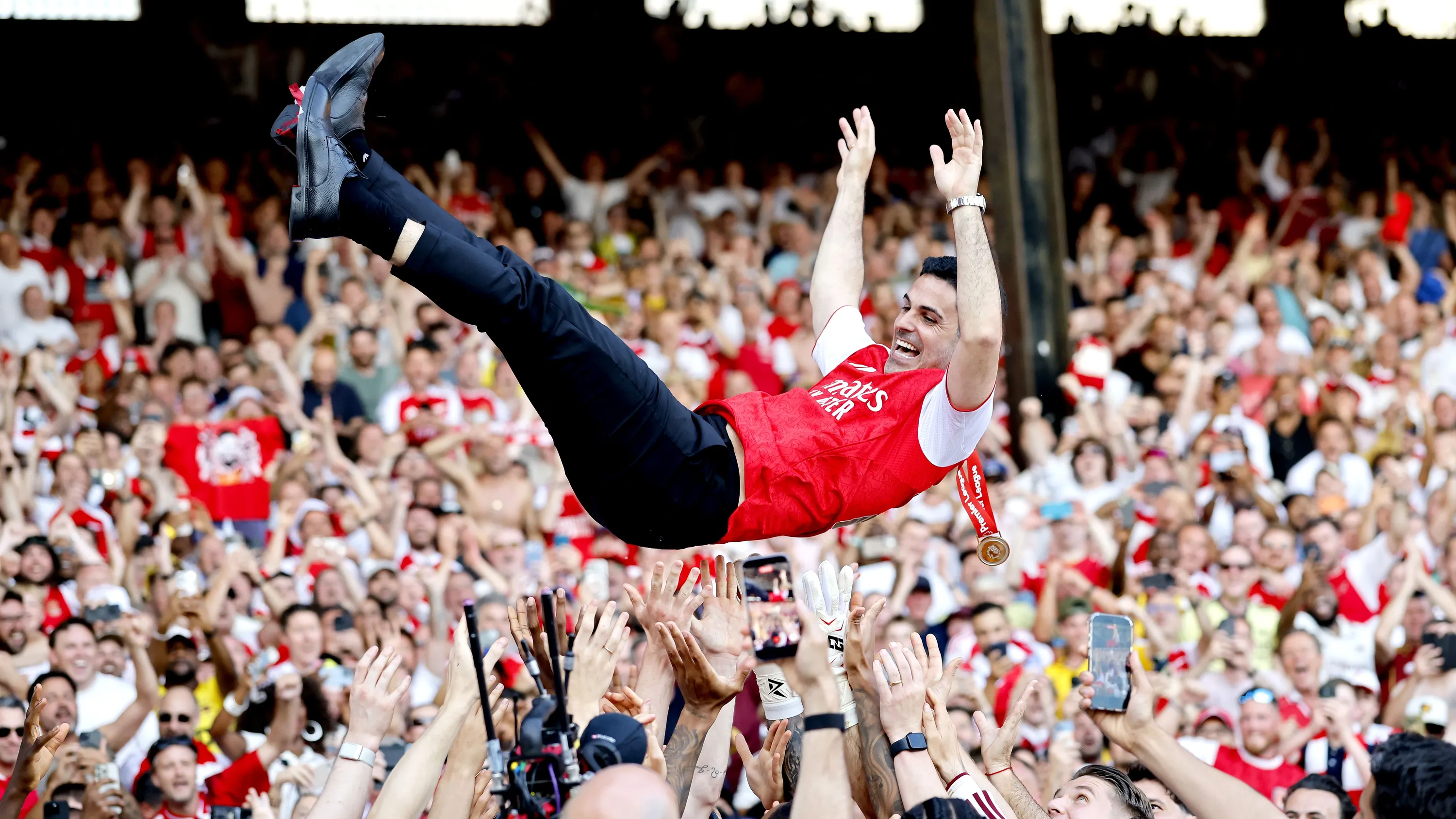 Endlich Meister: Mikel Arteta nach Arsenals Titelgewinn im Mai - EPA