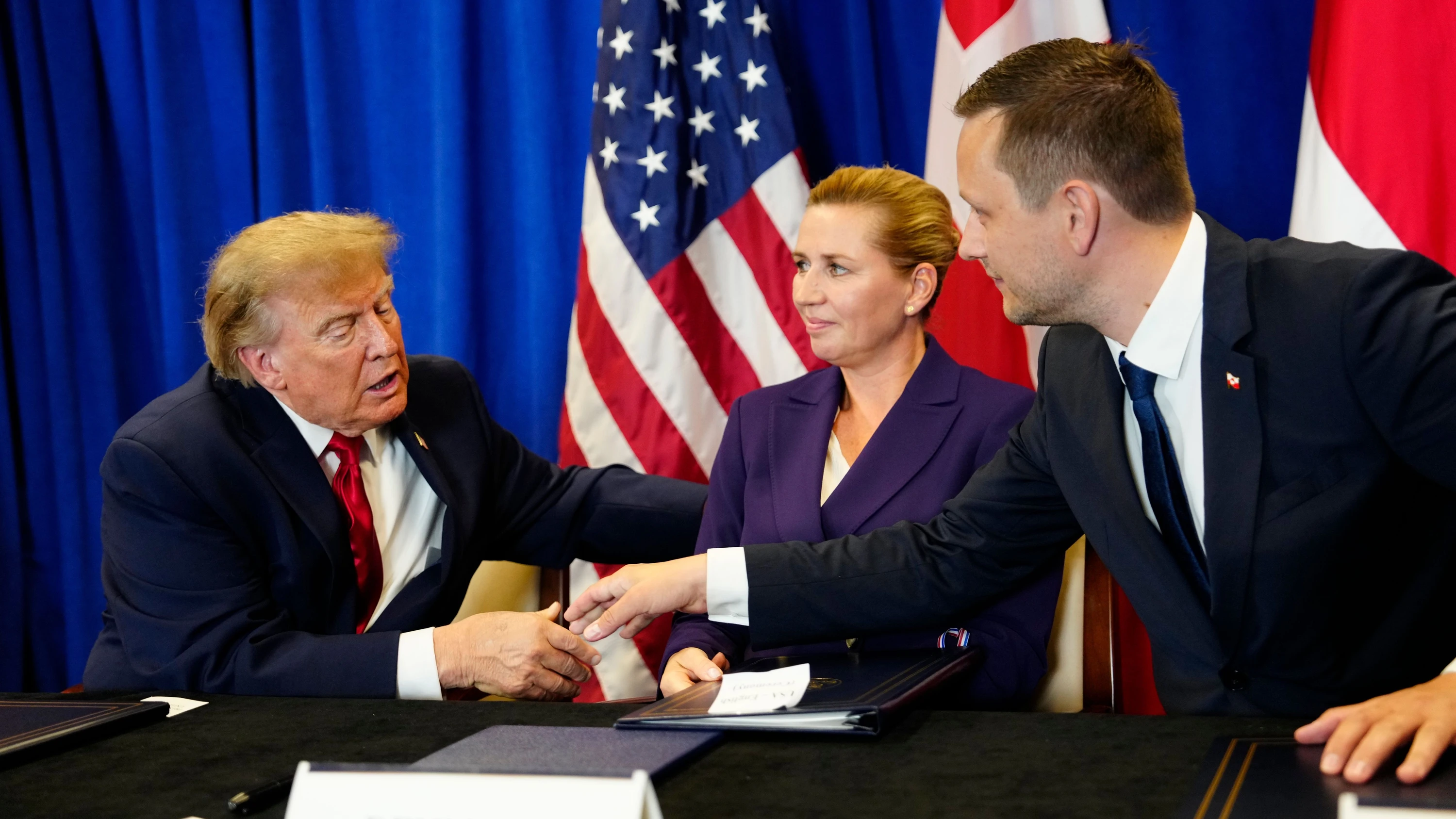 War nicht so gemeint. Oder? US-Präsident Trump mit den Ministerpräsidenten Frederiksen (Dänemark) und Nielsen (Grönland) in New York - dpa