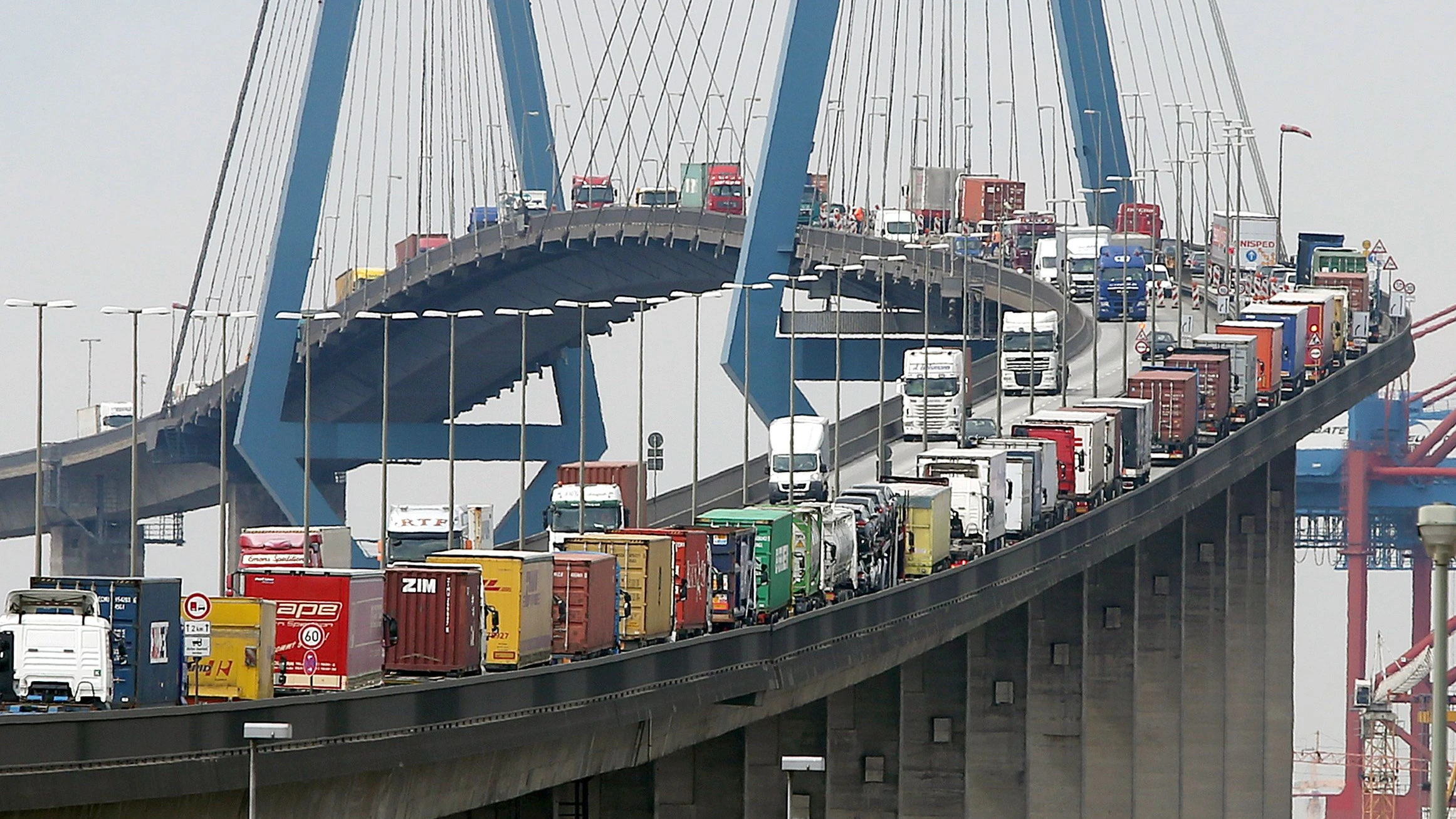 Krise an der Köhlbrandbrücke: Droht Hamburgs Hafen ein Verkehrsinfarkt?
