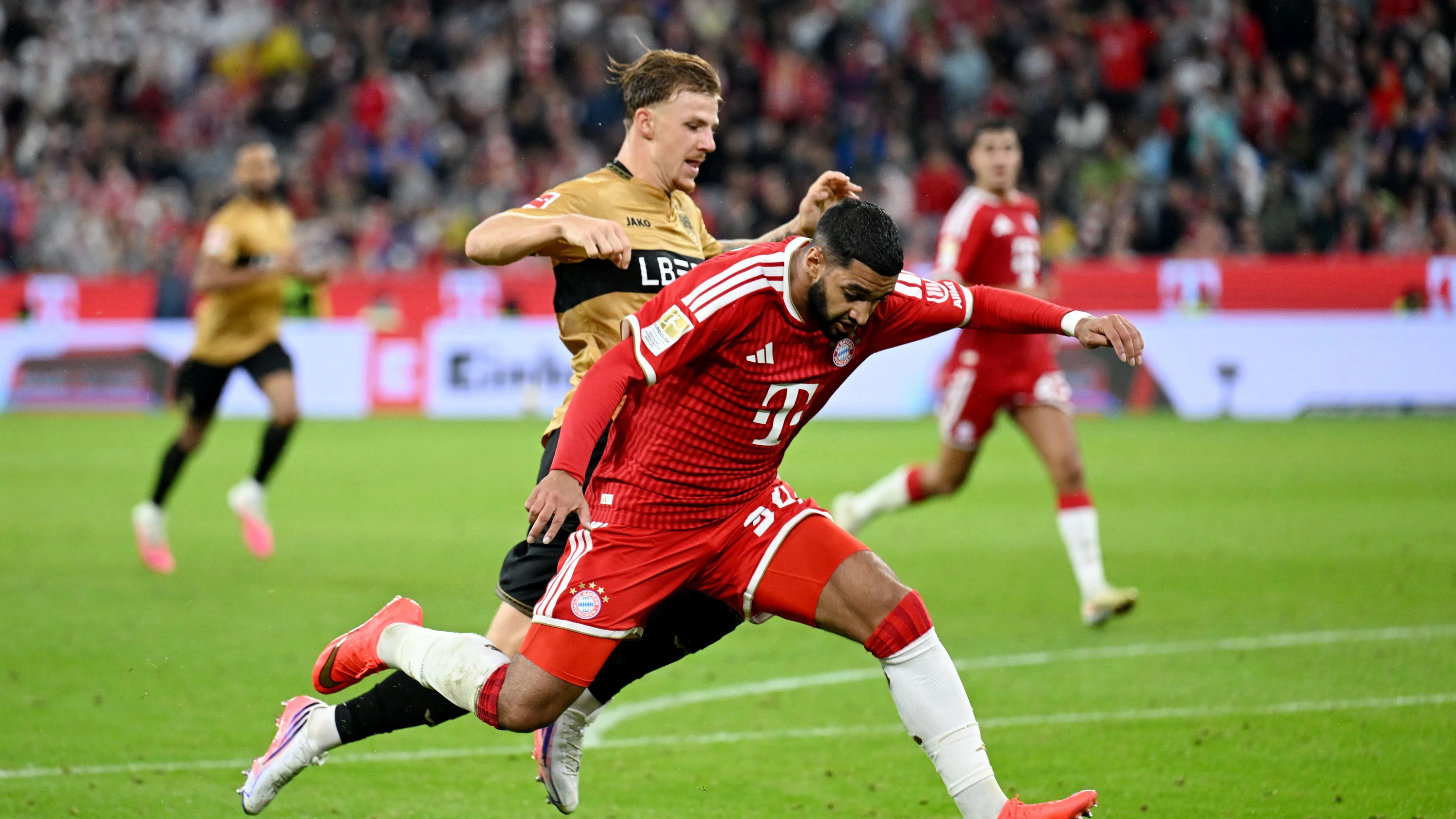 Nur scheinbar geklärt: Finn Jeltsch stellt zwar Ismael Saibari (vorne), kann den nächsten Treffer der Bayern aber doch nicht verhindern. - Reuters