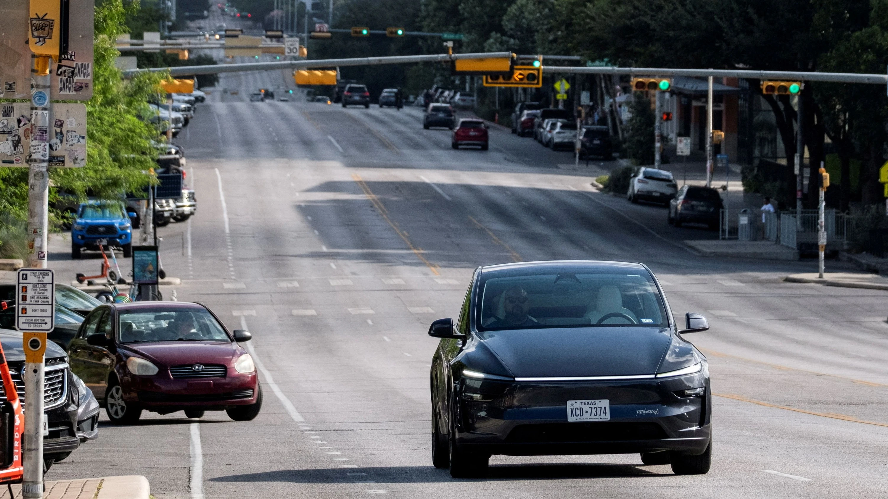 Aktie auf Jahreshoch: Teslas Robotaxis erstmals ohne Sicherheitsfahrer unterwegs