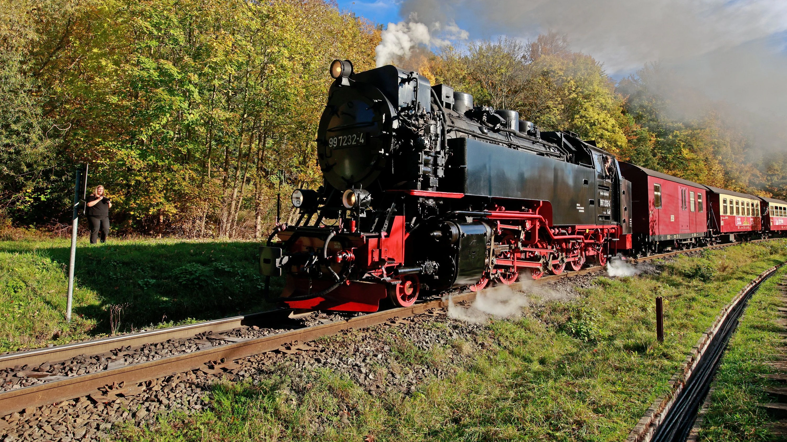 Dampfloks vorm Kohleaus: Dampf ablassen Dampfloks vorm Kohleaus: Dampf ablassen