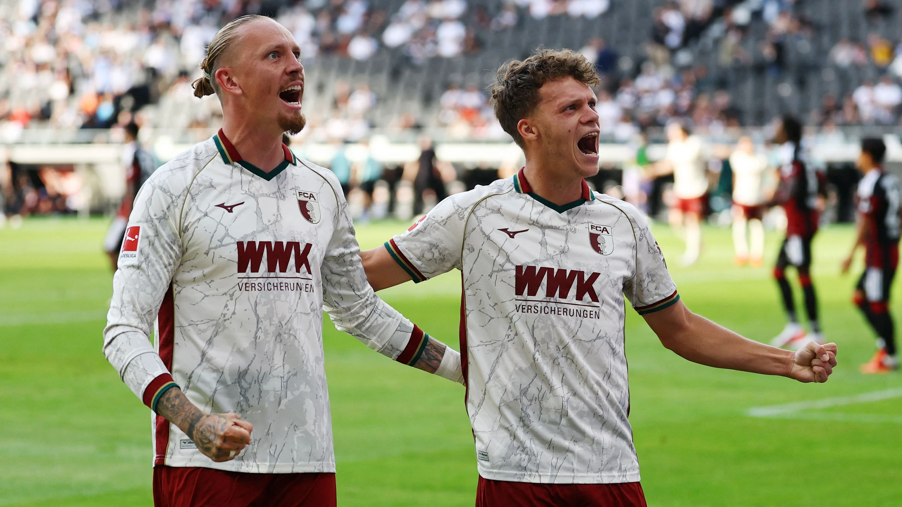 Bundesliga: FCA siegt nach furioser zweiter Hälfte in Frankfurt und ist Tabellenführer
