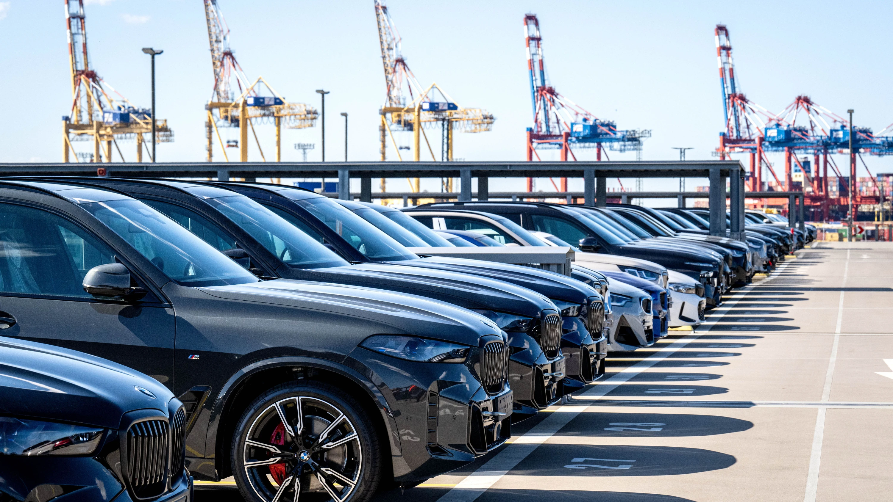 Die US-Handelspolitik belastet ausländische Exporteure: Deutsche Autos stehen am Autoterminal in Bremerhaven zur Verladung bereit. - dpa