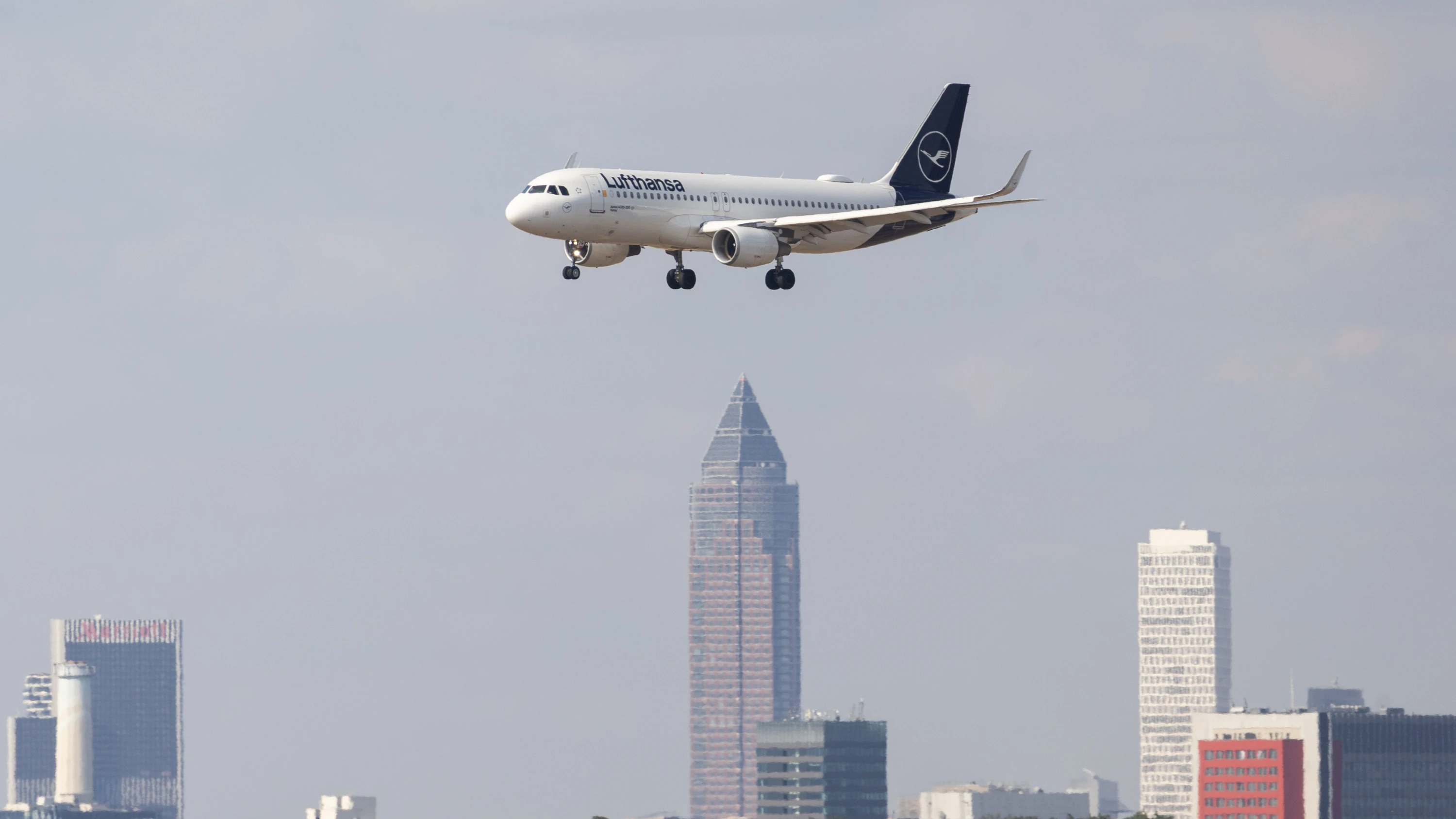(+) Gesamtbilanz betrachtet: Ist Fliegen doch nicht klimaschädlicher als Bahnfahren?