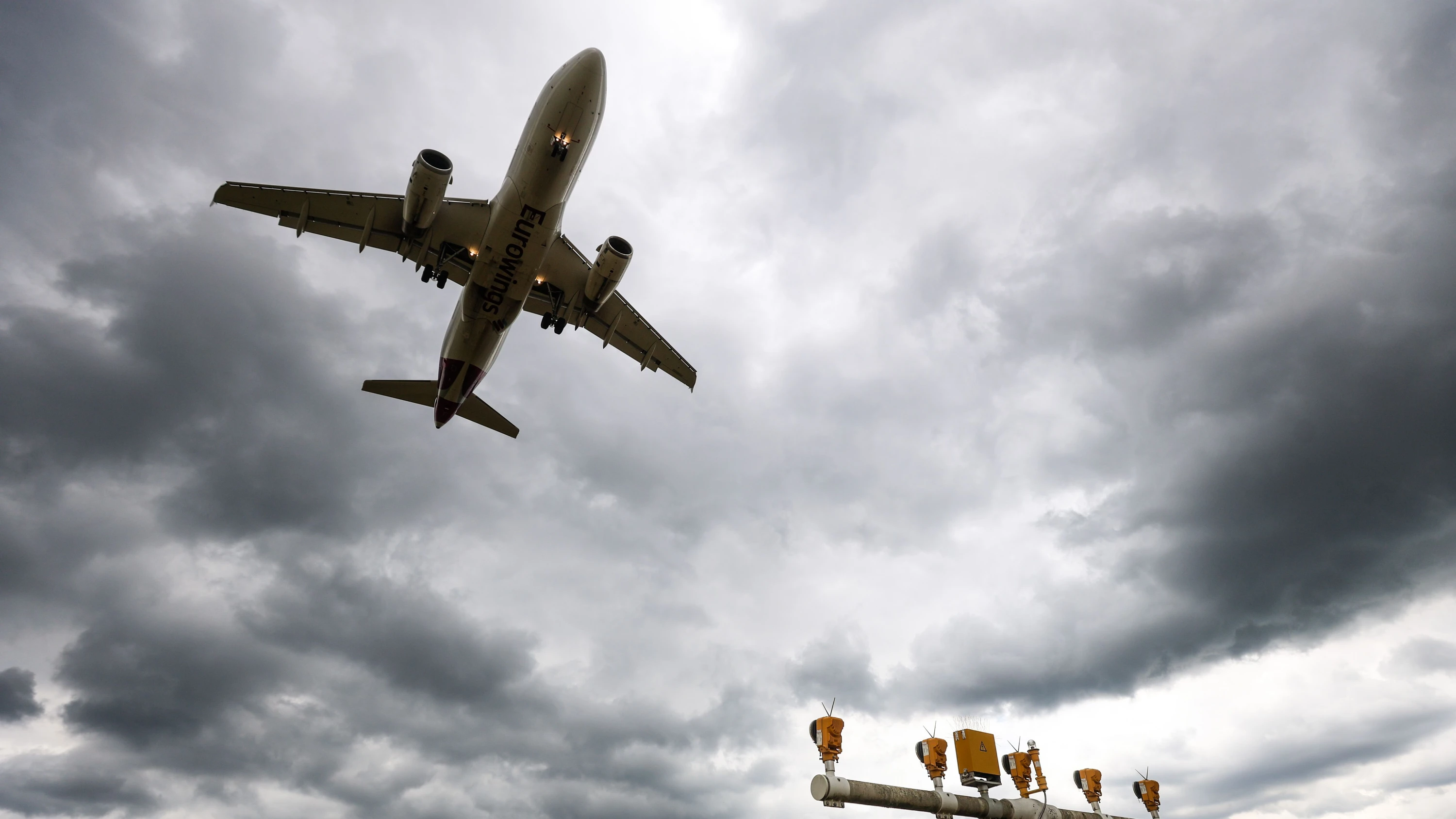 Ein Flugzeug landet am Flughafen in Stuttgart. (Symbolbild) - dpa