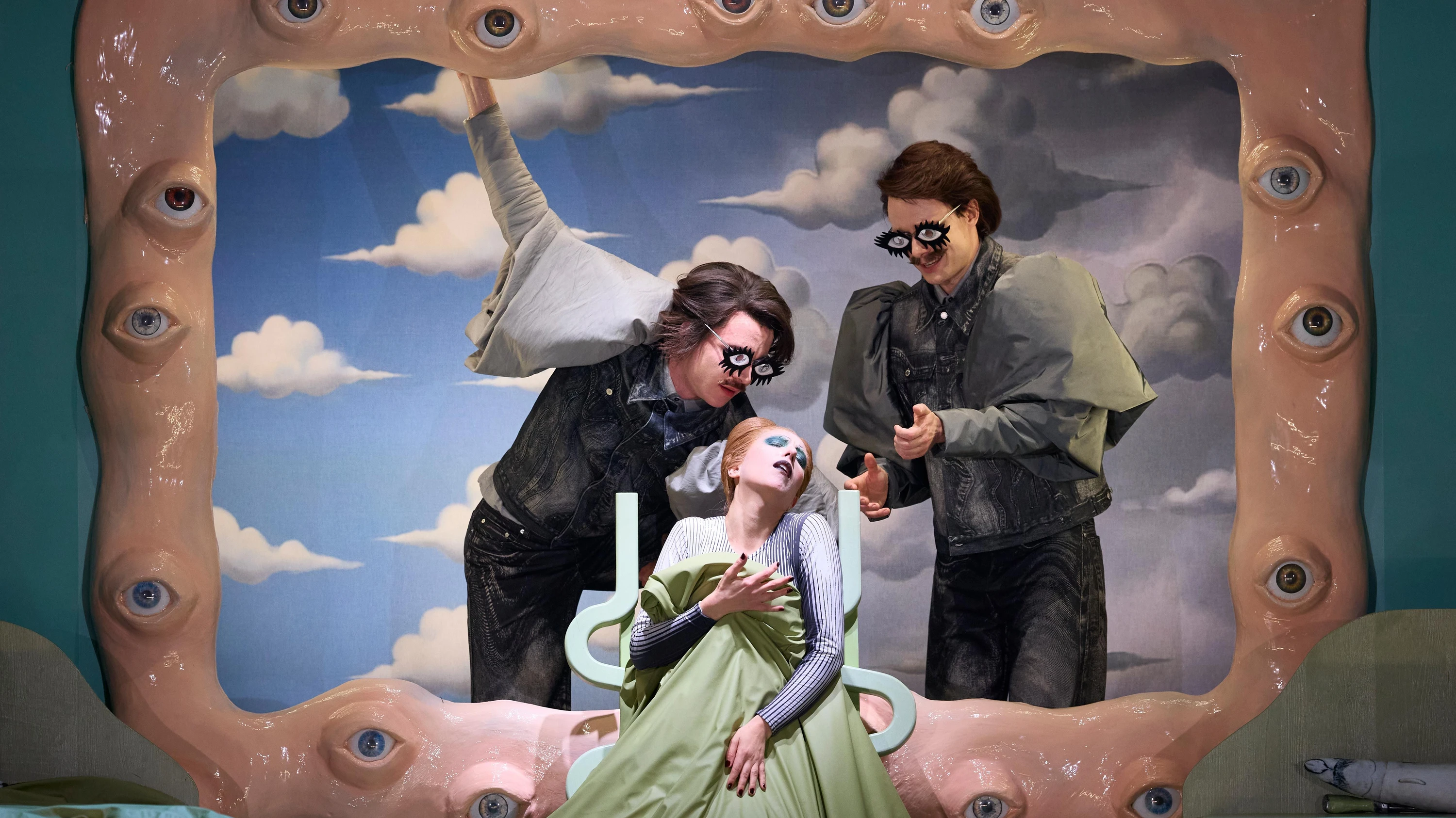 Vielfach beäugt: Johann Ebert (Tänzer), Josefine Göhmann (Lady Magnesia/Armande), Timothy Edlin (Das Porträt). - Herwig Prammer