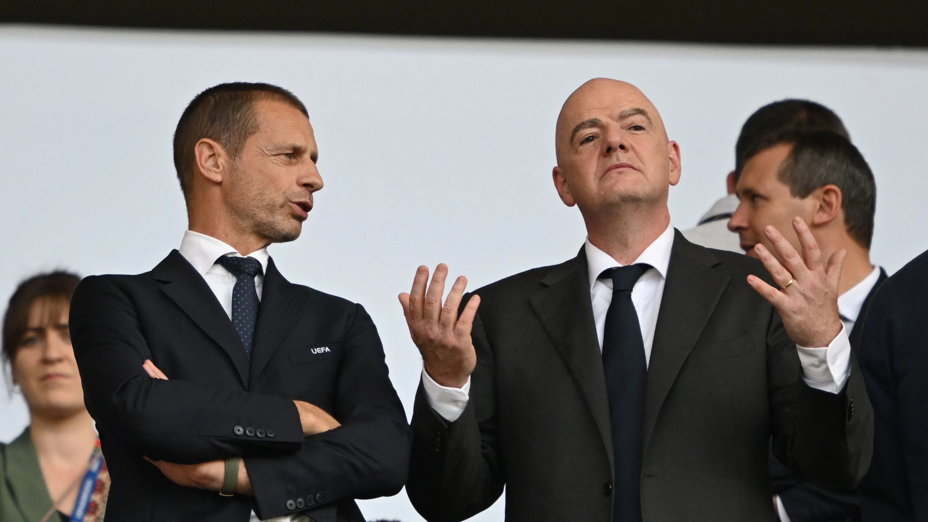 FIFA-Machtkampf eskaliert: UEFA will Infantino verklagen Die UEFA zündet im Machtkampf mit Gianni Infantino die nächste Eskalationsstufe. Nun strebt der Verband sogar juristische Schritte gegen den FIFA-Präsidenten an – und fordert die Herausgabe von Dokumenten.