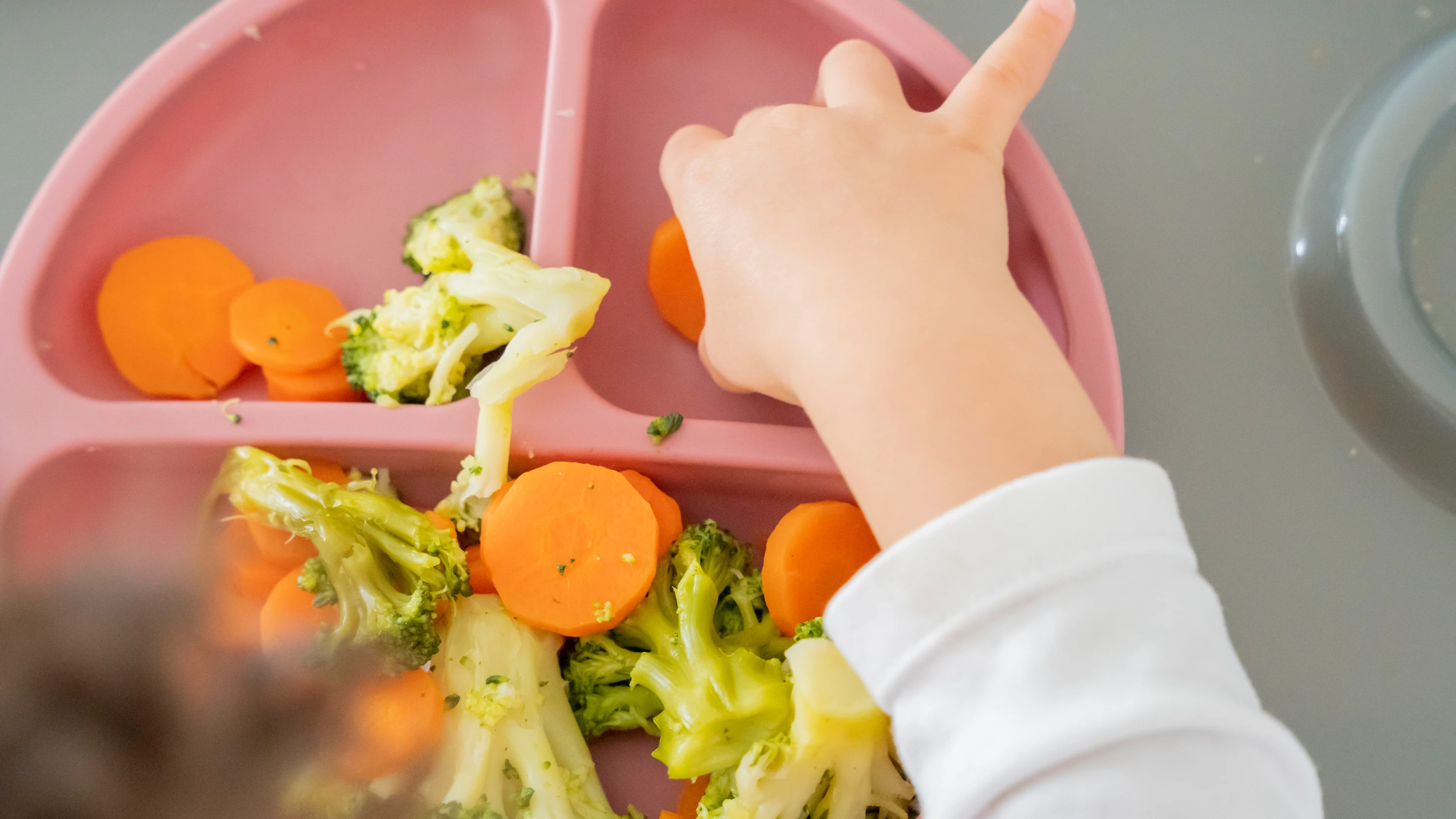 Essverhalten bei Kindern: „Kinder merken: Wenn ich am Esstisch herummäkele, gehört mir die Aufmerksamkeit“ Essverhalten bei Kindern: „Kinder merken: Wenn ich am Esstisch herummäkele, gehört mir die Aufmerksamkeit“